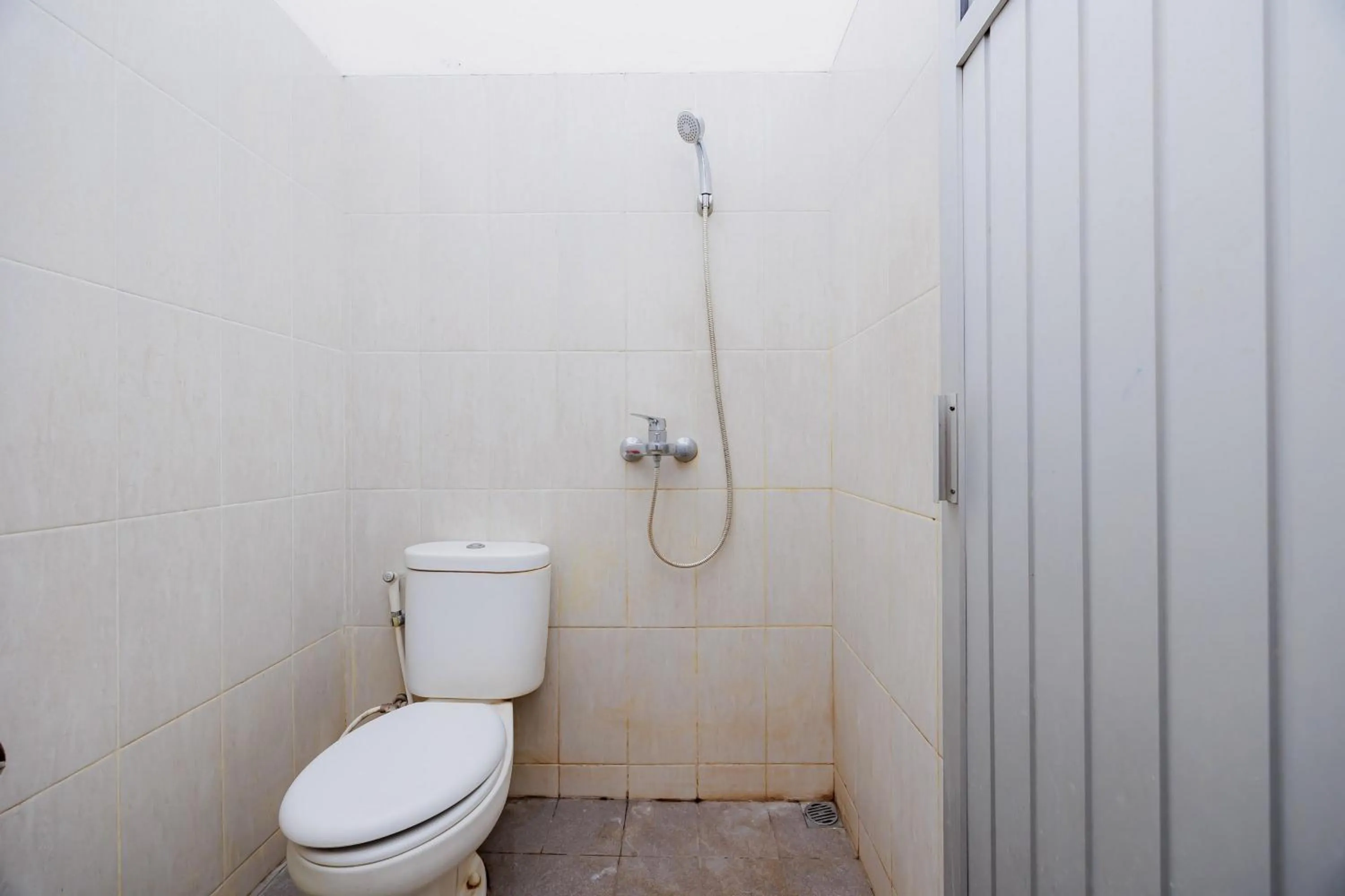 Bathroom in RedDoorz Syariah near UMS Solo - RSO Soeharso