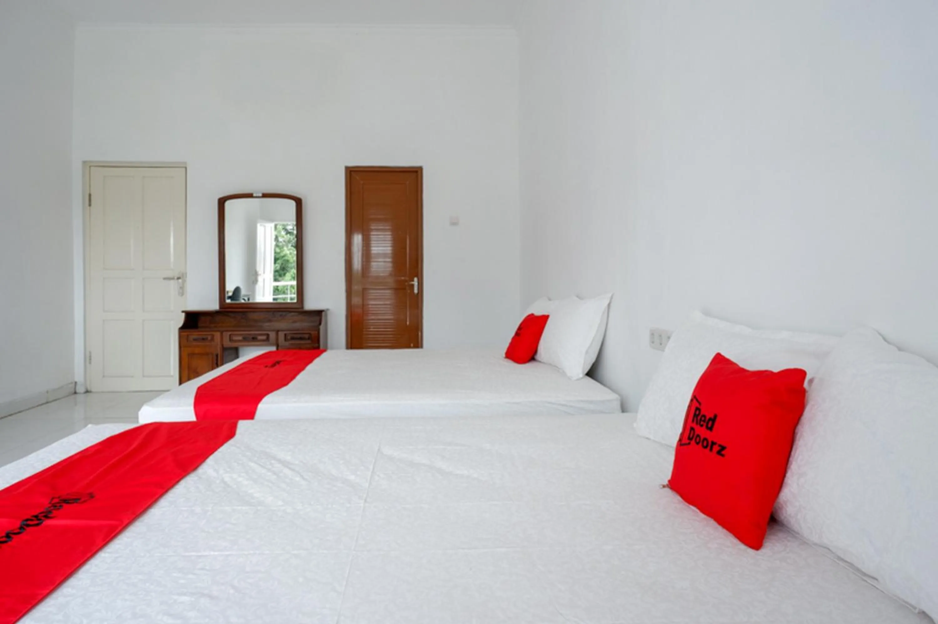 Bedroom, Bed in RedDoorz Syariah near UMS Solo - RSO Soeharso