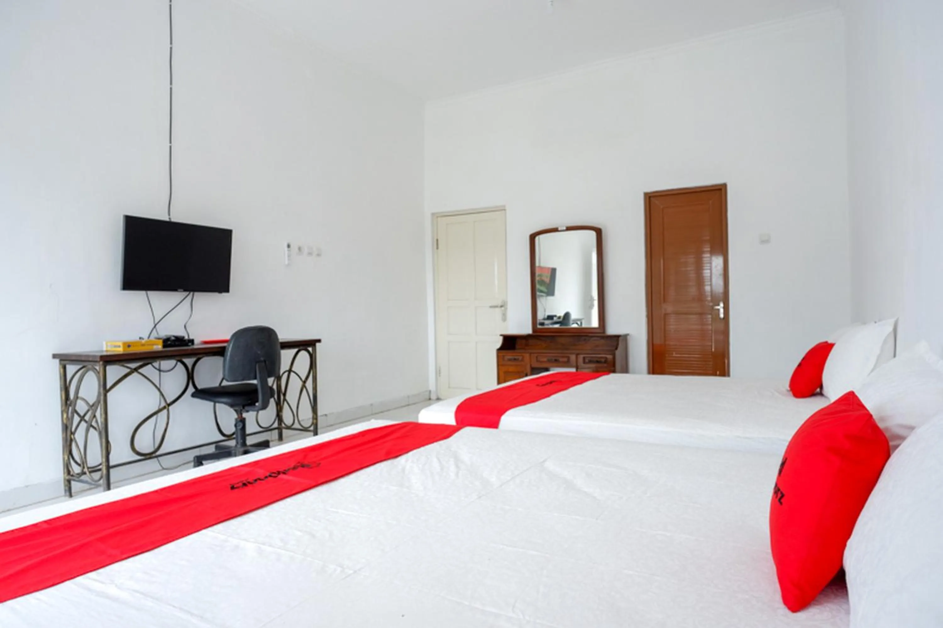 Bedroom, Bed in RedDoorz Syariah near UMS Solo - RSO Soeharso