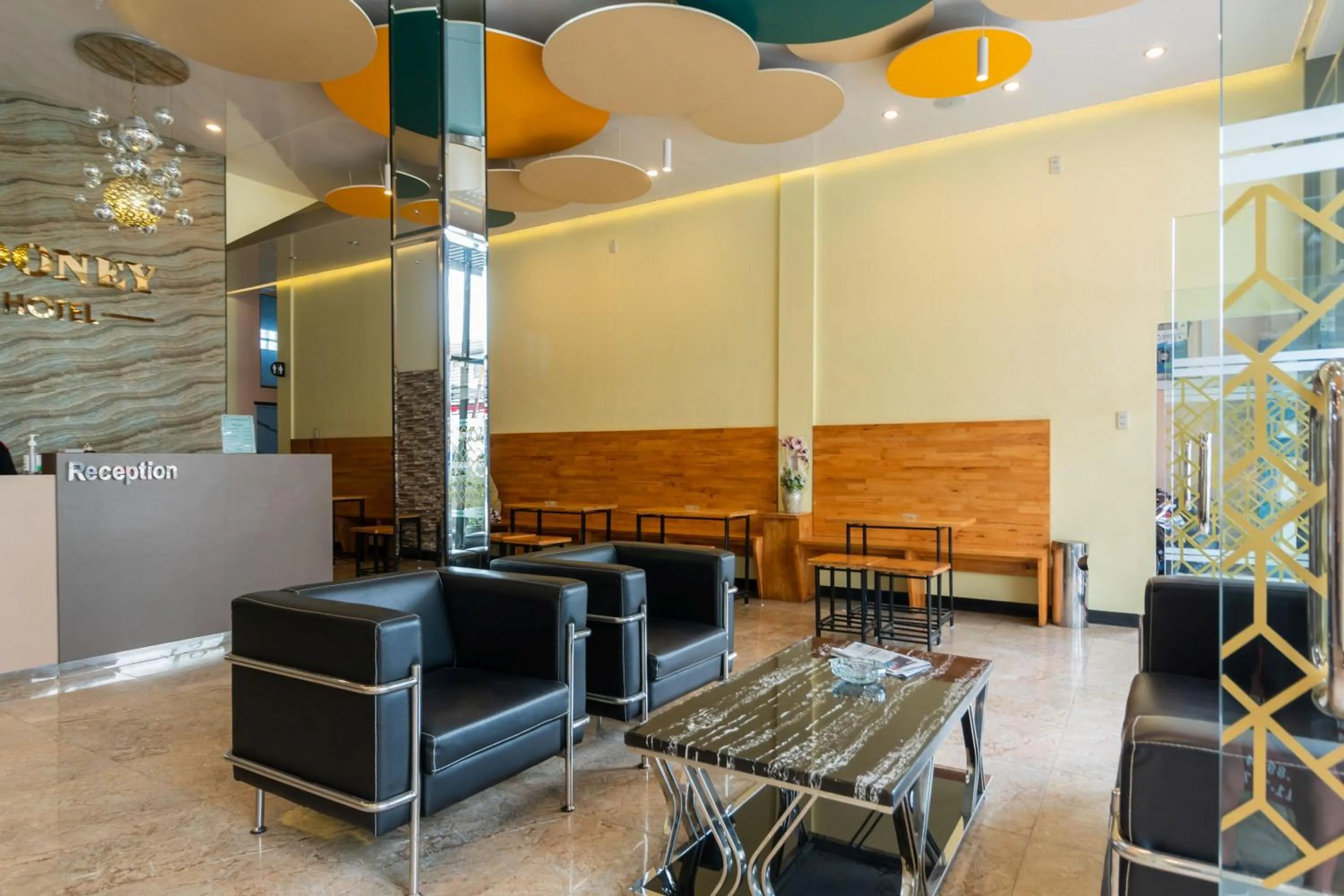 Lobby or reception in RedDoorz Plus near Ramayana Pematangsiantar