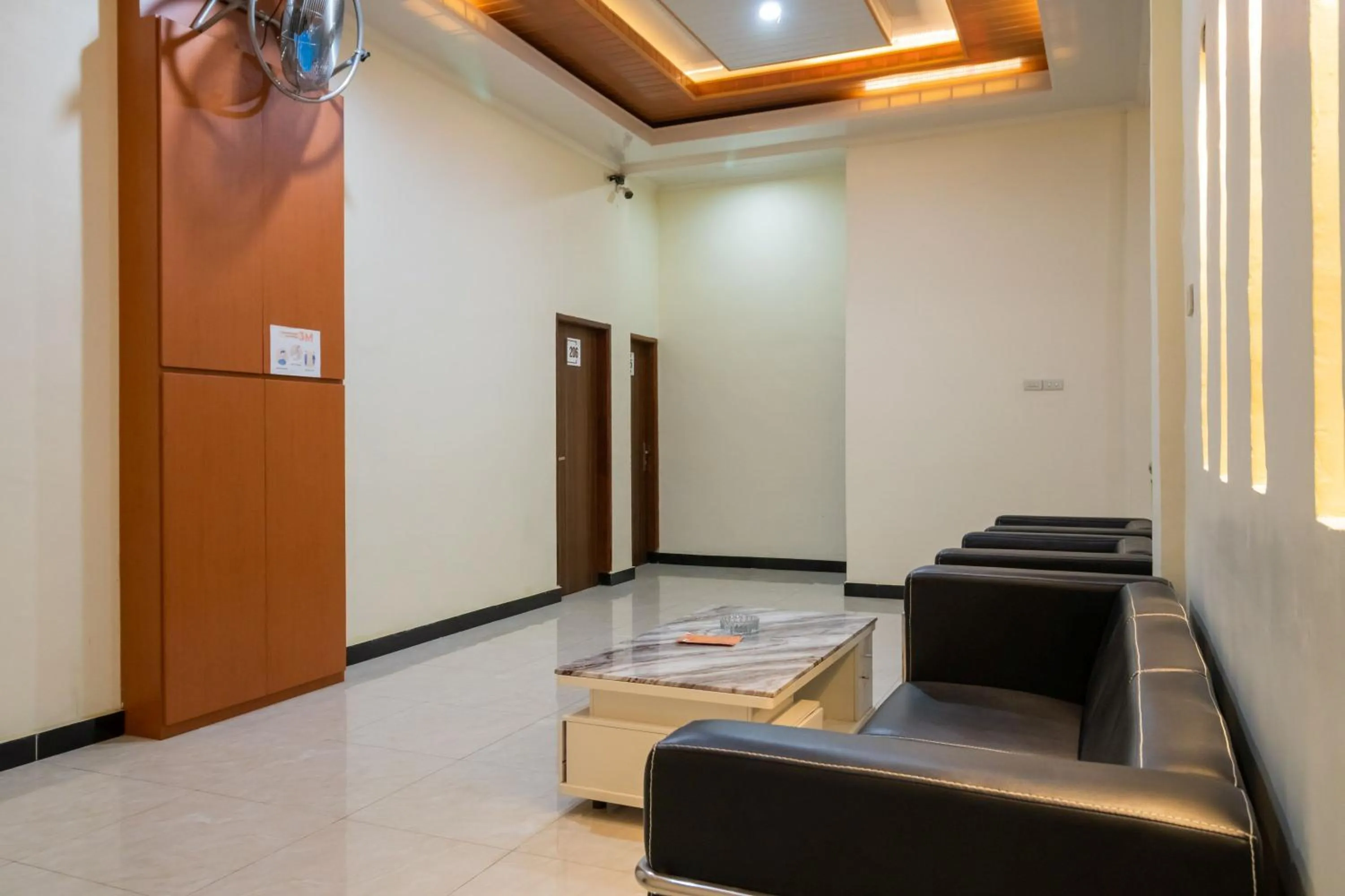 Seating area in RedDoorz Plus near Ramayana Pematangsiantar