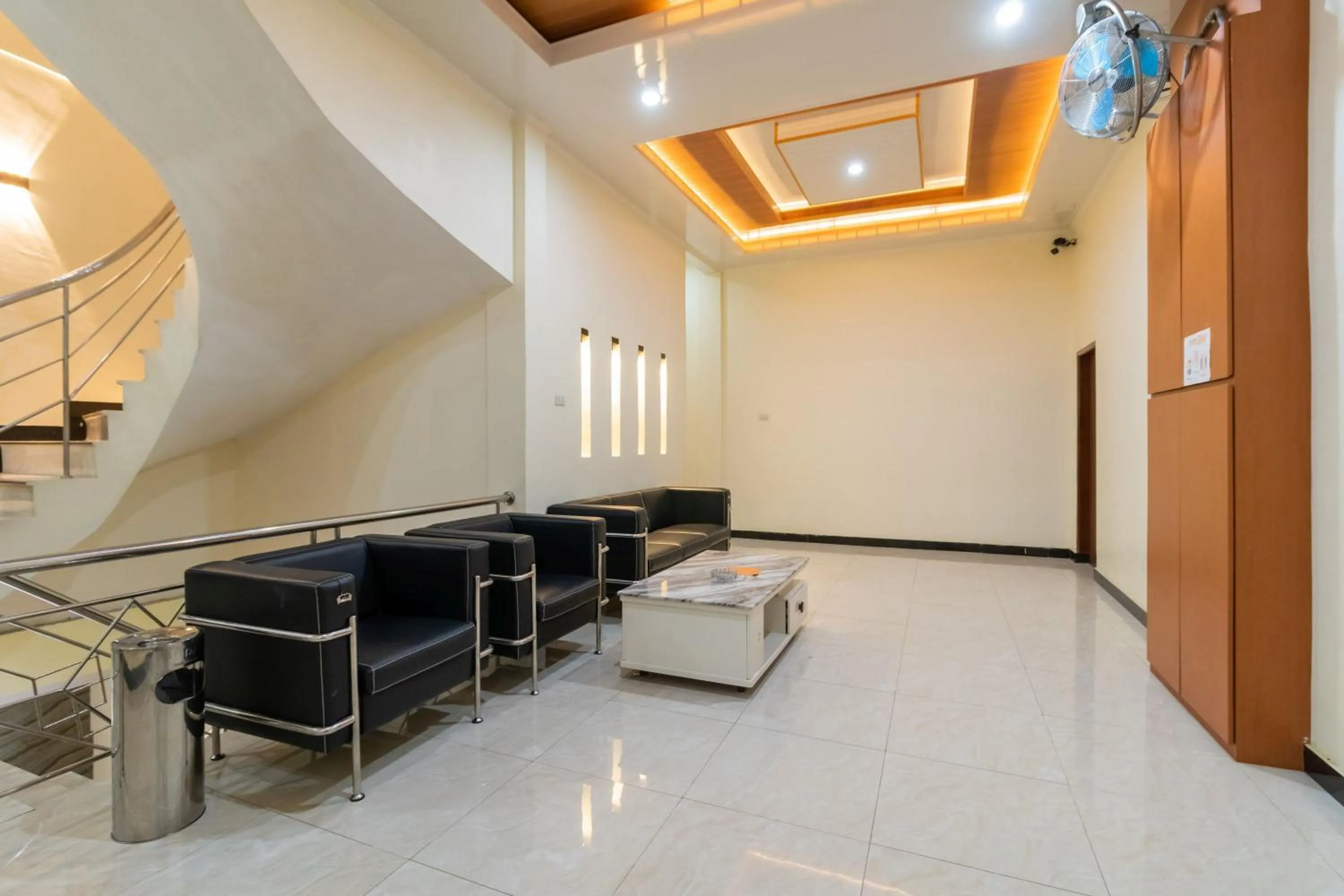 Seating area in RedDoorz Plus near Ramayana Pematangsiantar