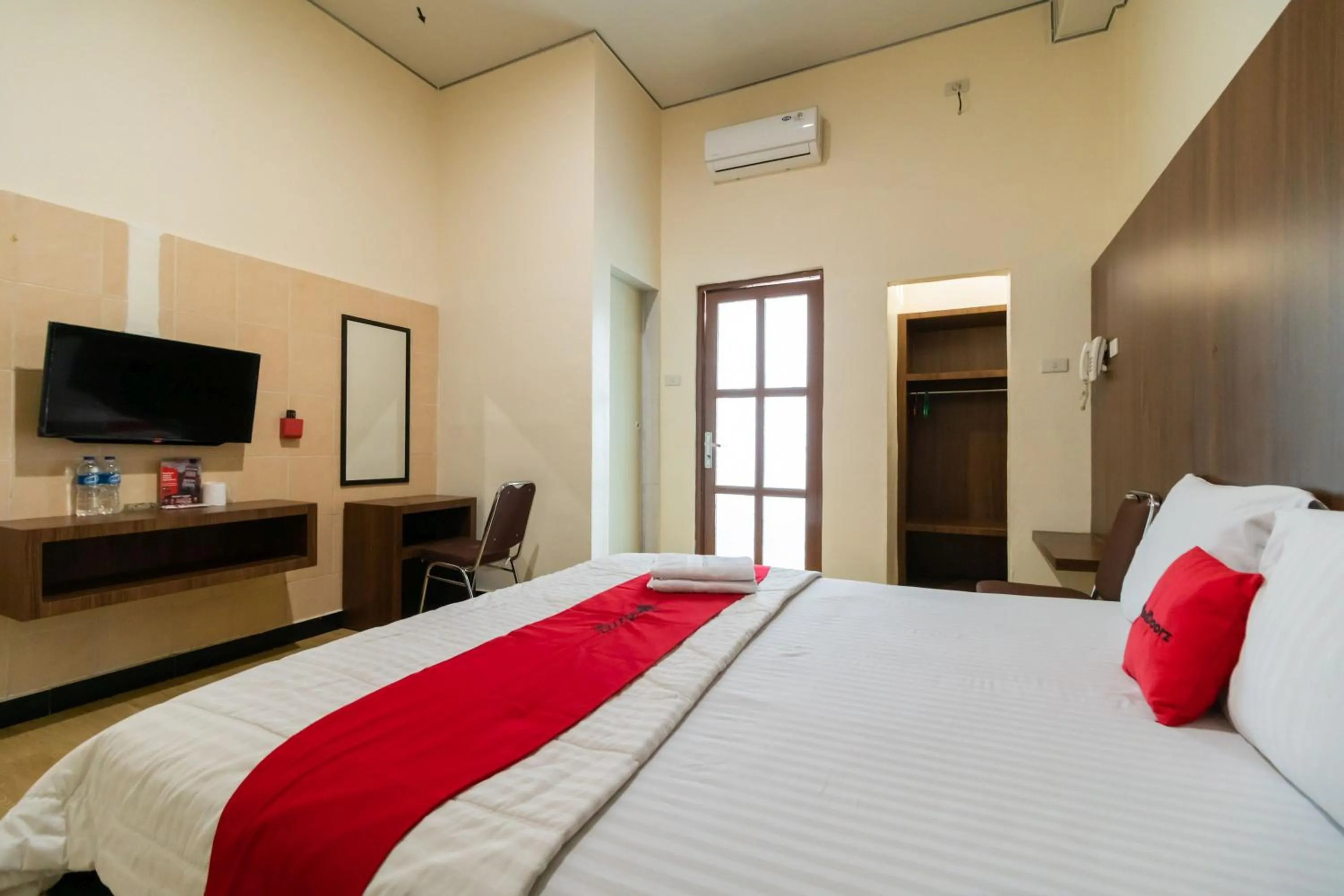 Bedroom, Bed in RedDoorz Plus near Ramayana Pematangsiantar