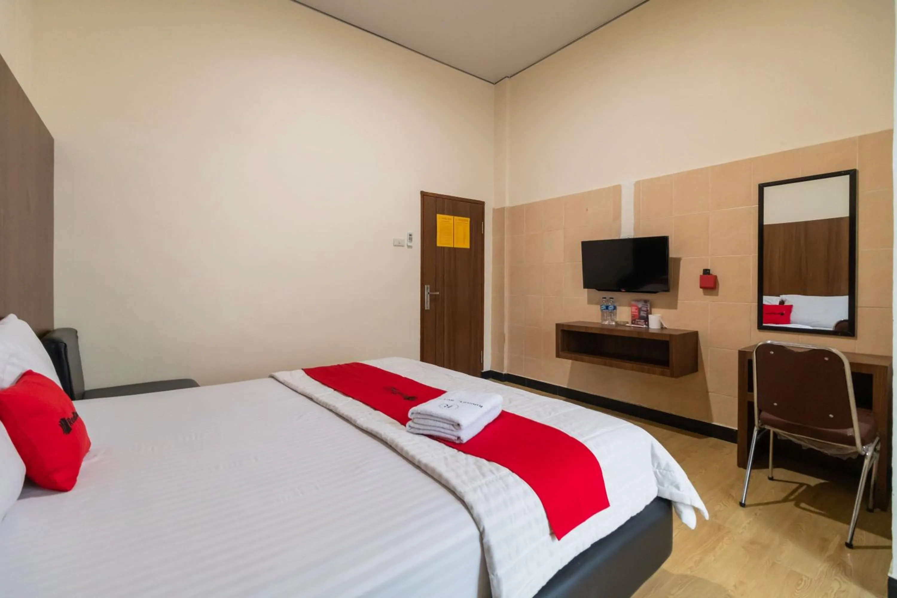 Bedroom, Bed in RedDoorz Plus near Ramayana Pematangsiantar