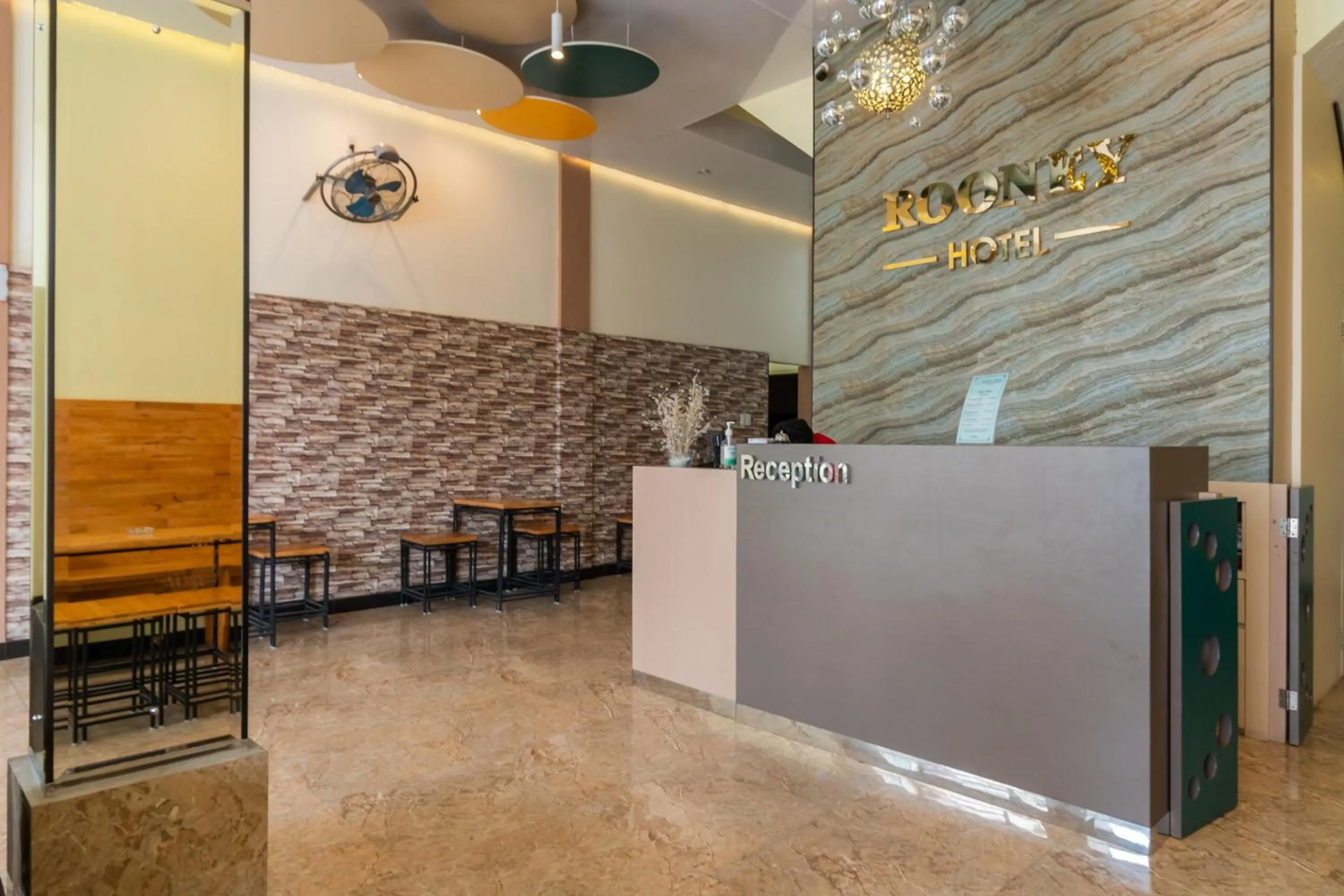 Lobby or reception in RedDoorz Plus near Ramayana Pematangsiantar