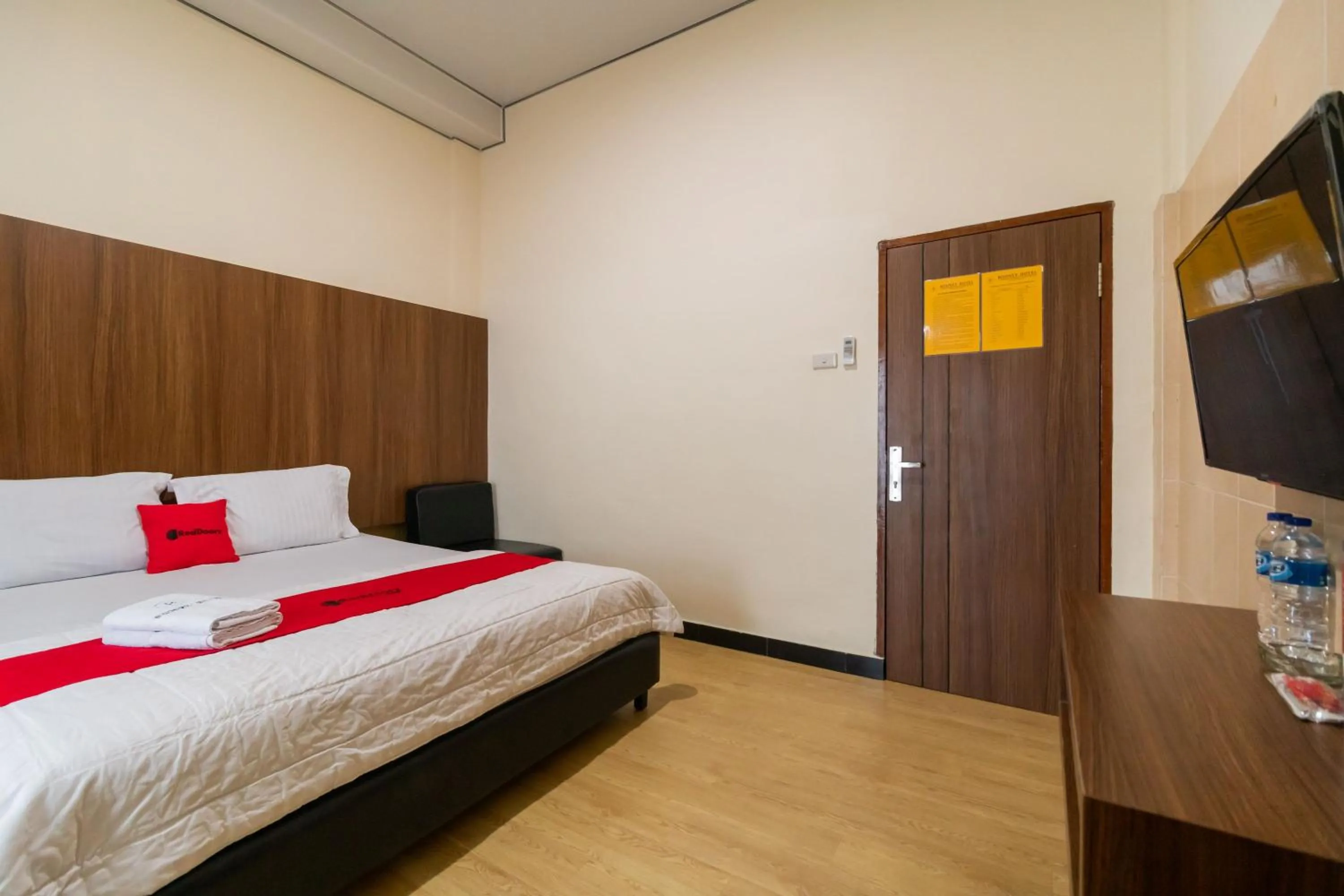 Bedroom, Bed in RedDoorz Plus near Ramayana Pematangsiantar