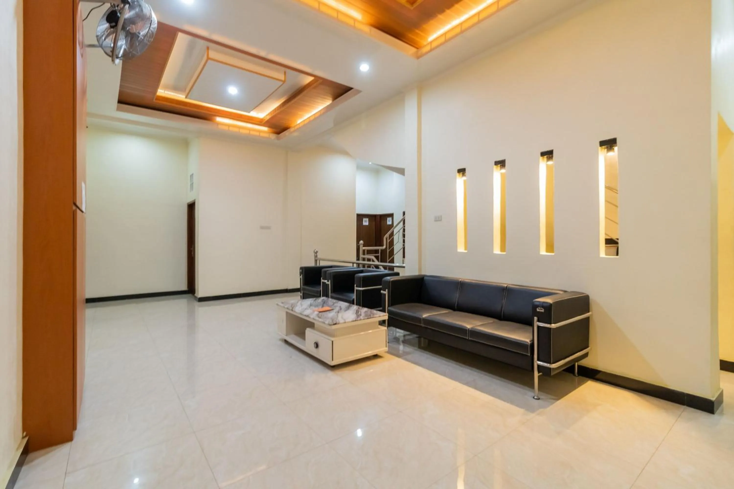 Seating area in RedDoorz Plus near Ramayana Pematangsiantar