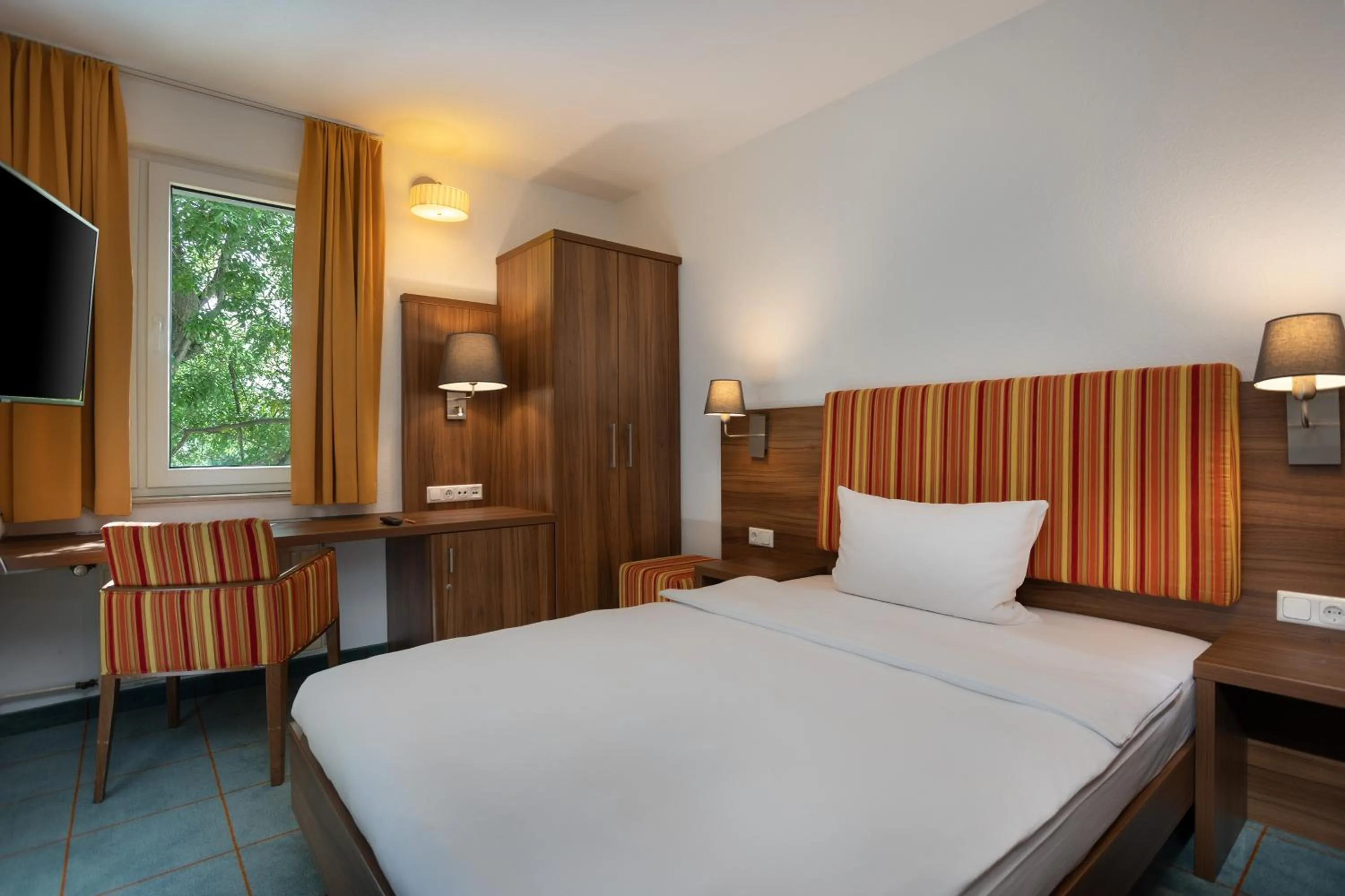 Photo of the whole room, Bed in Greet hotel Darmstadt - an Accor hotel -