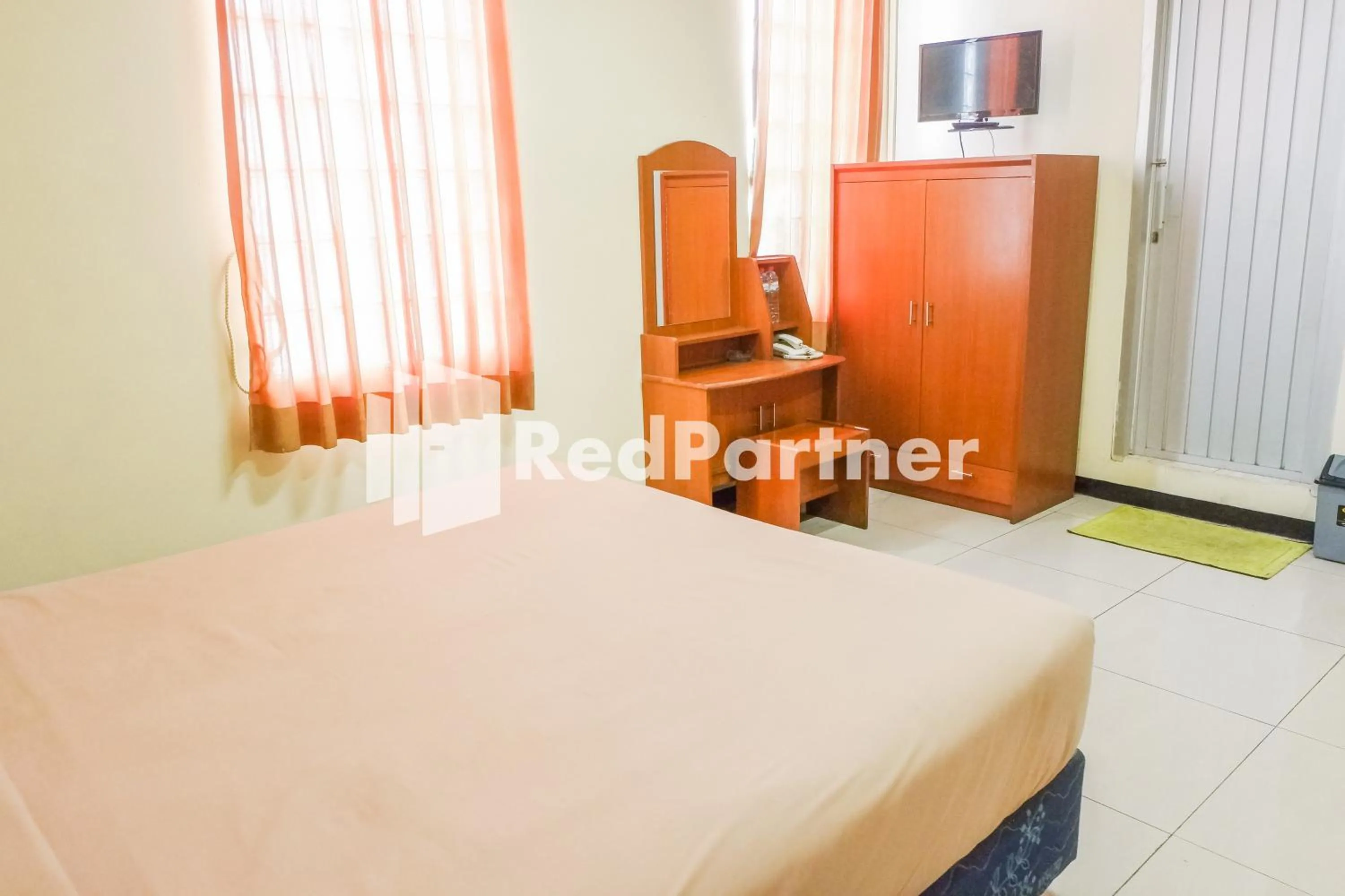 Bed in Grand Kembar Hotel Mitra RedDoorz