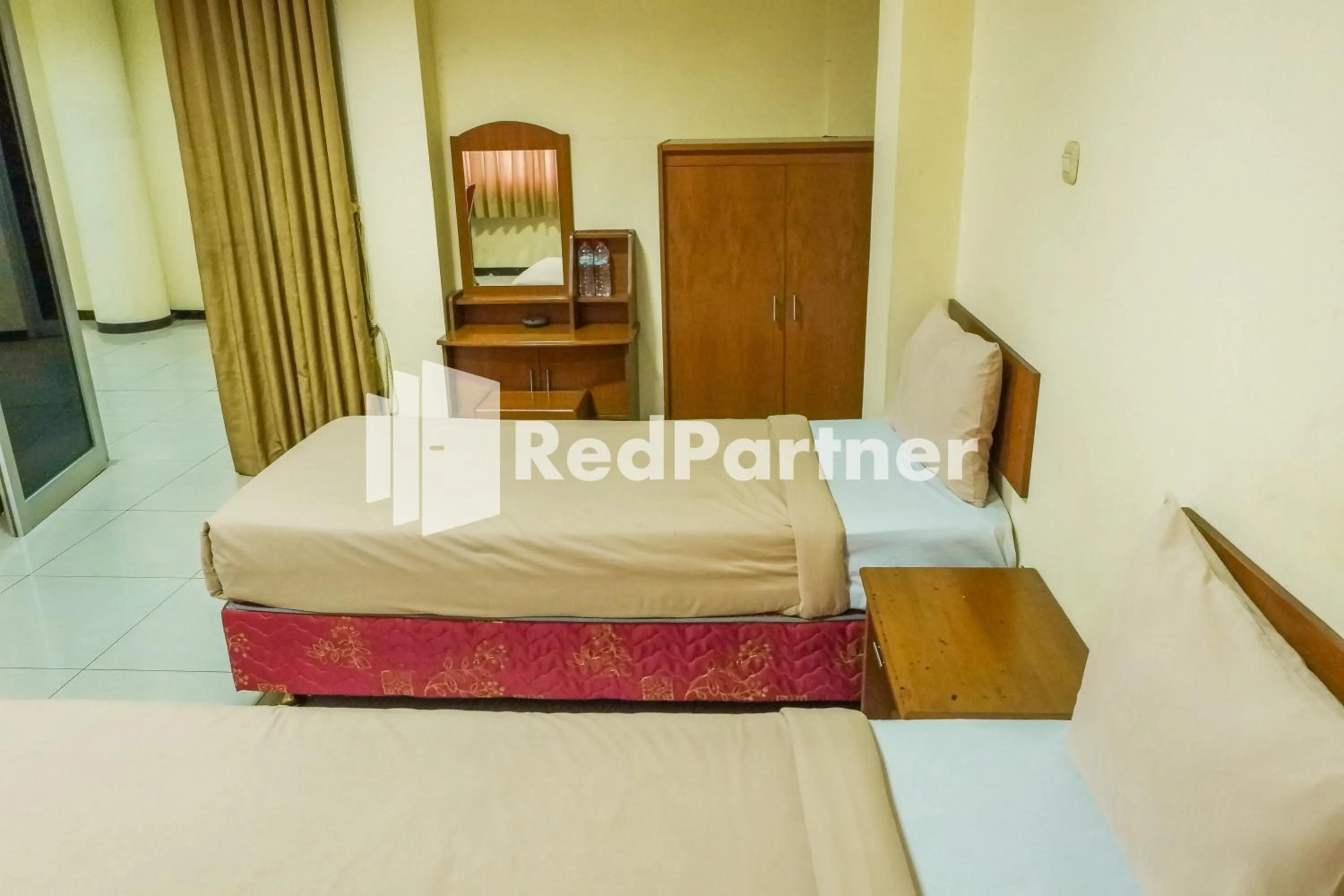Bed in Grand Kembar Hotel Mitra RedDoorz