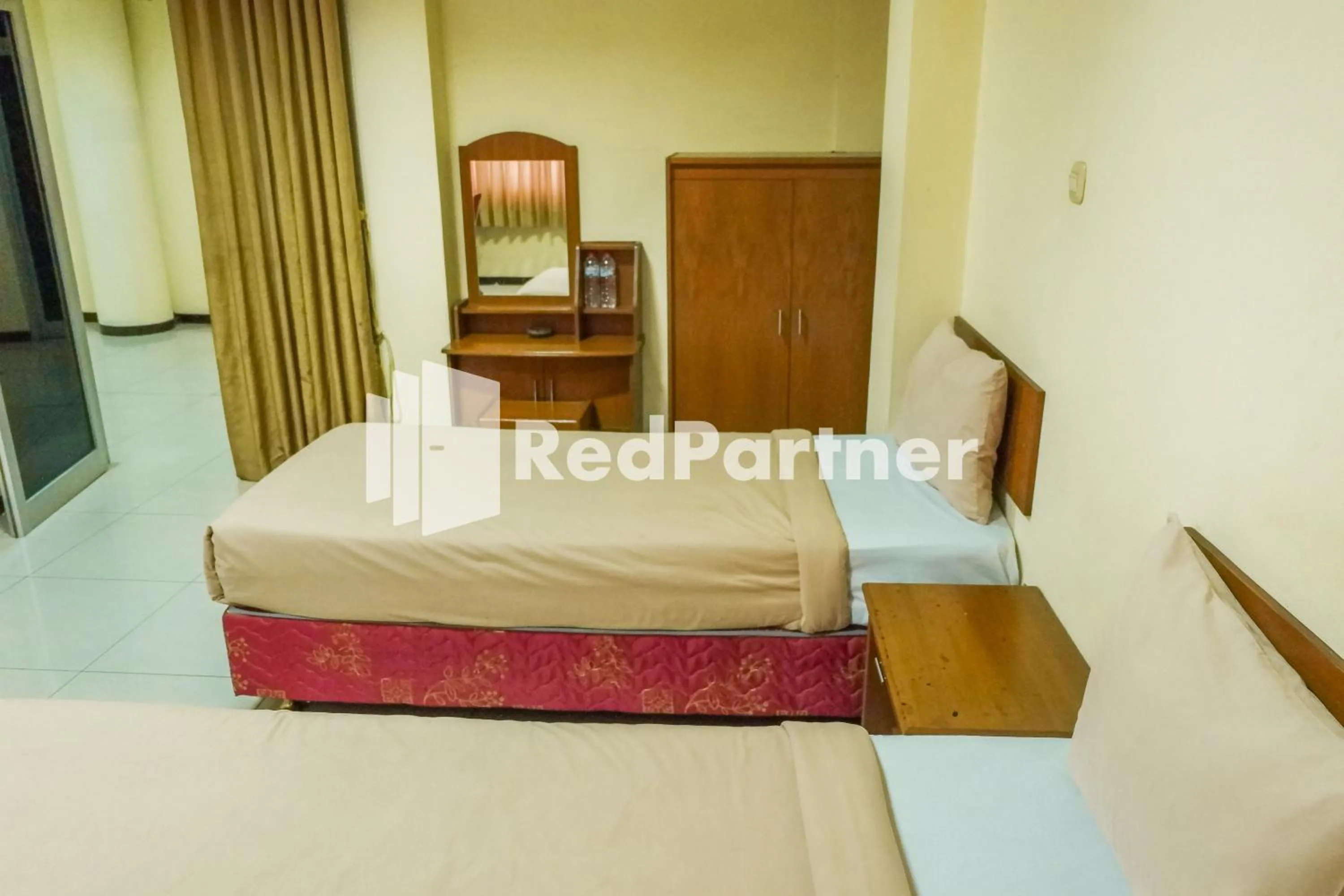 Bed in Grand Kembar Hotel Mitra RedDoorz