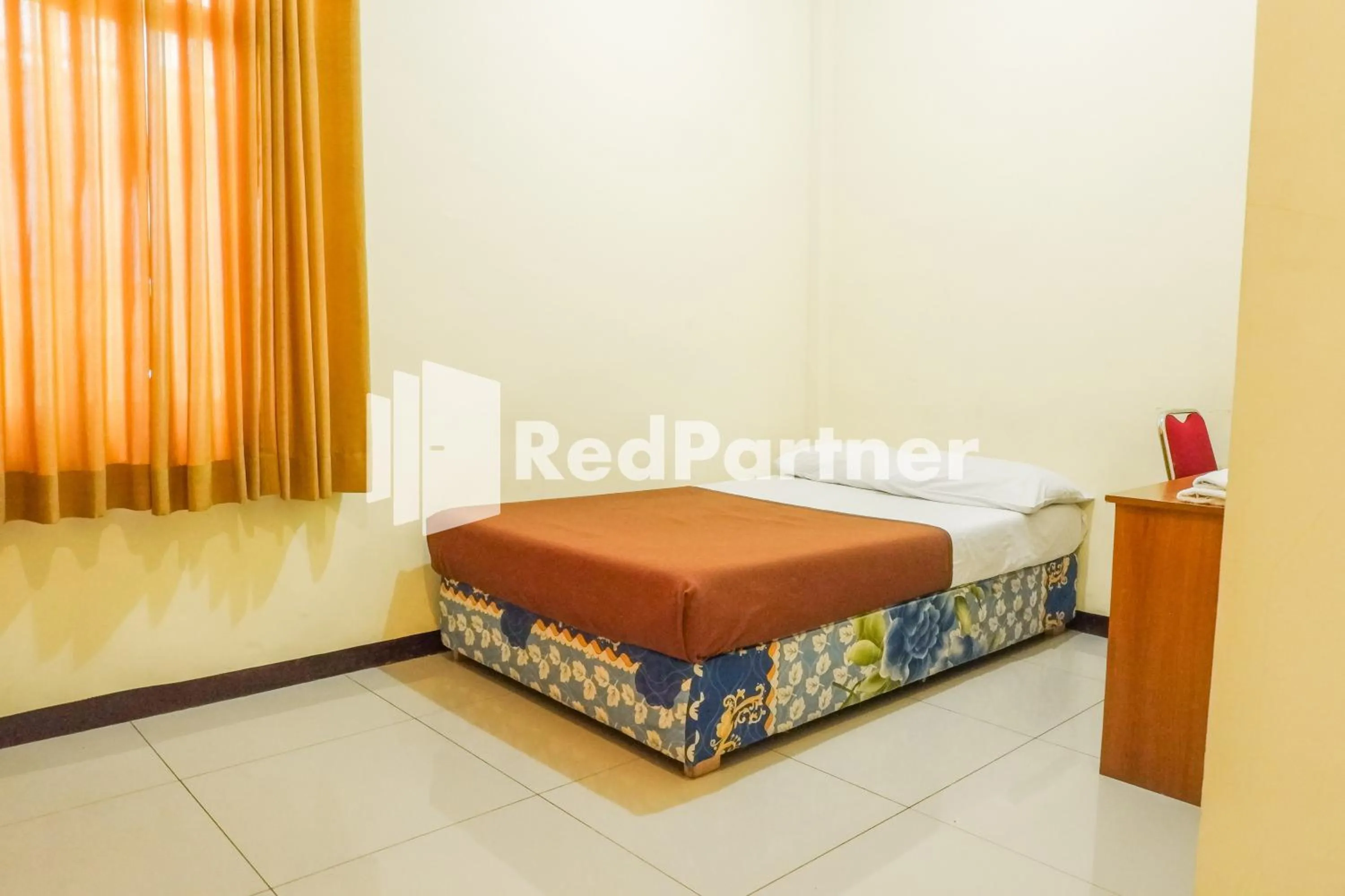 Bed in Grand Kembar Hotel Mitra RedDoorz