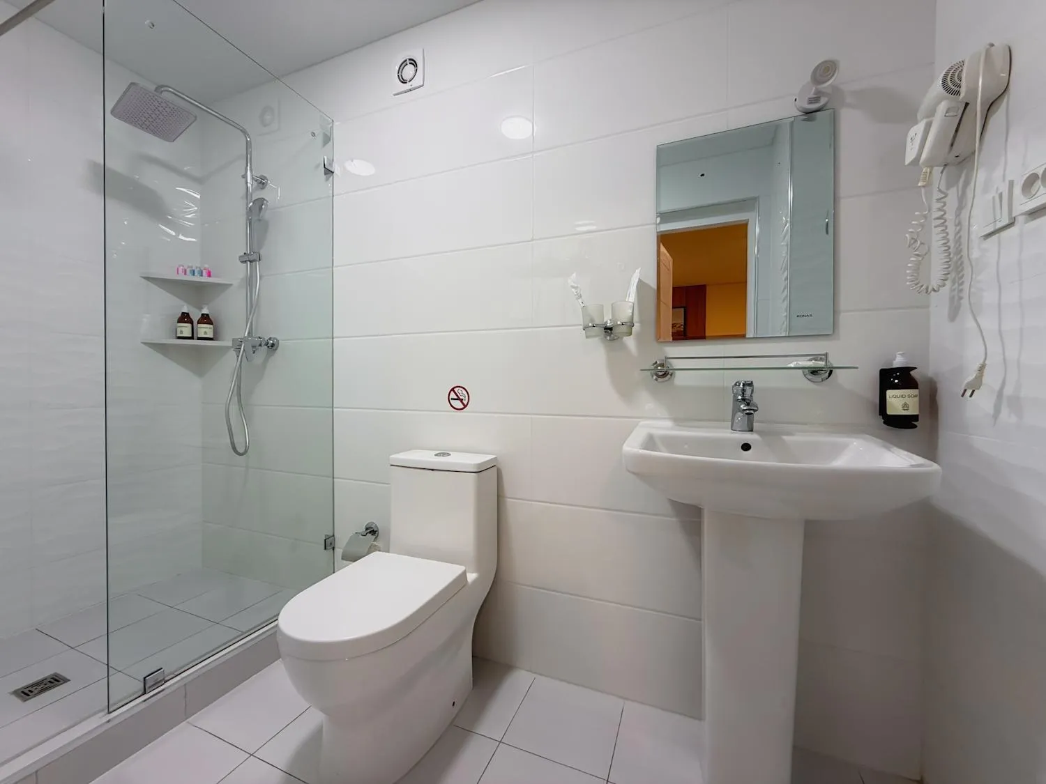 Shower in Musafir Hotel