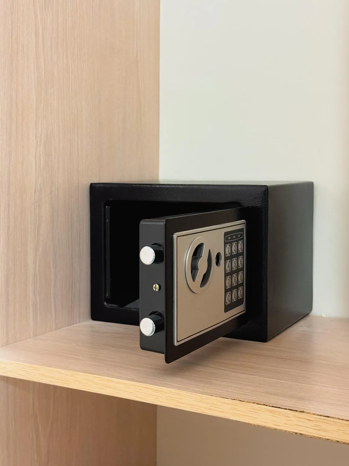 safe in Musafir Hotel