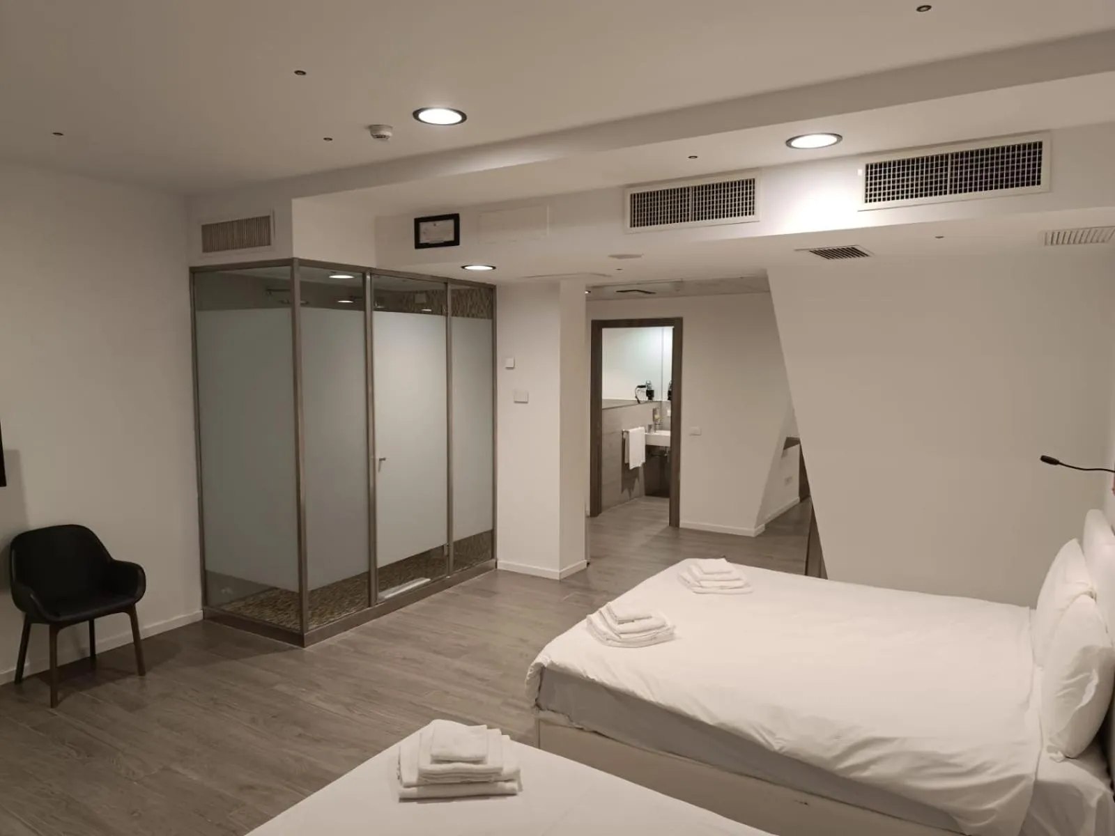 Shower, Bed in Fasthotel Linate