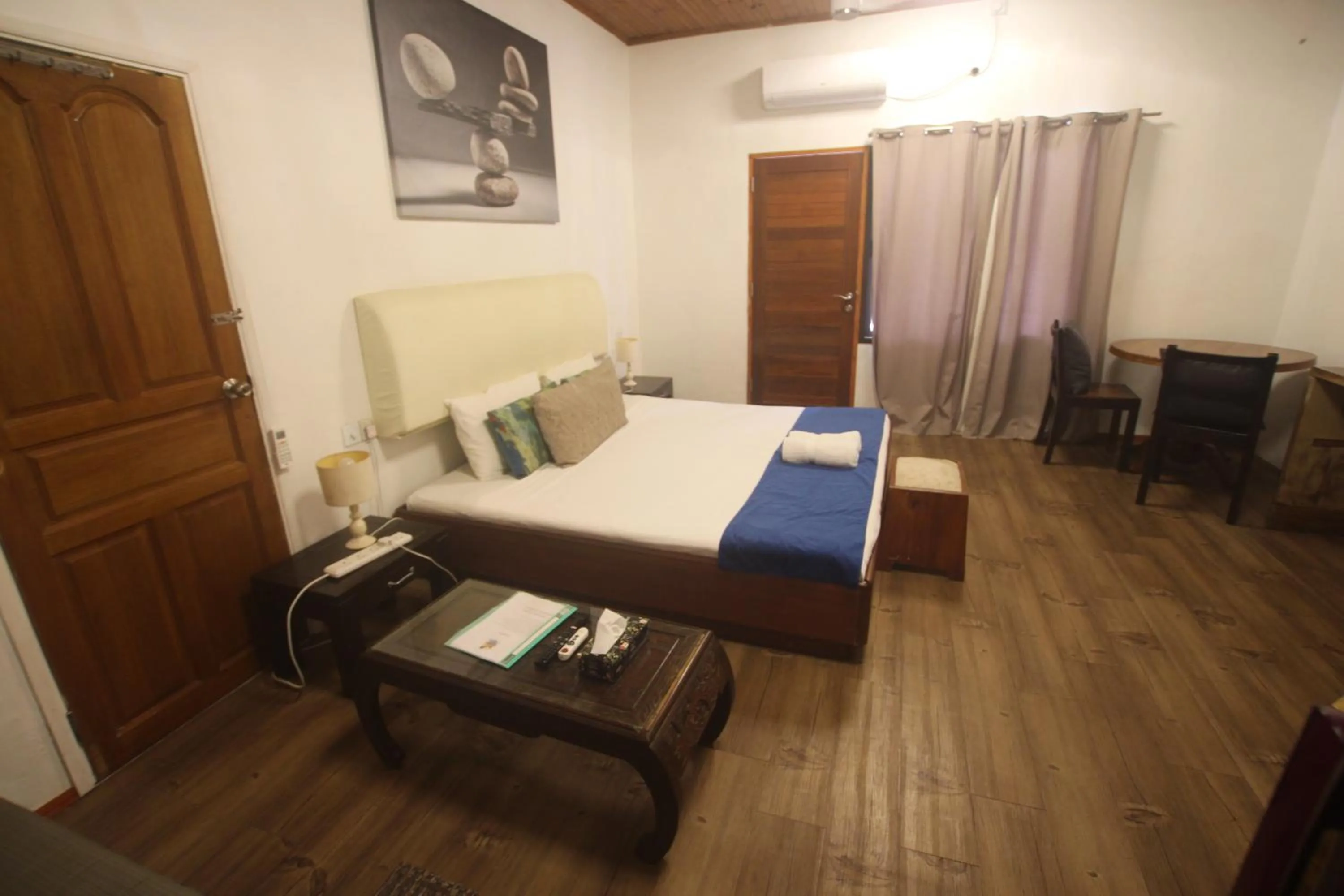 Bedroom, Bed in Castaway Lodge