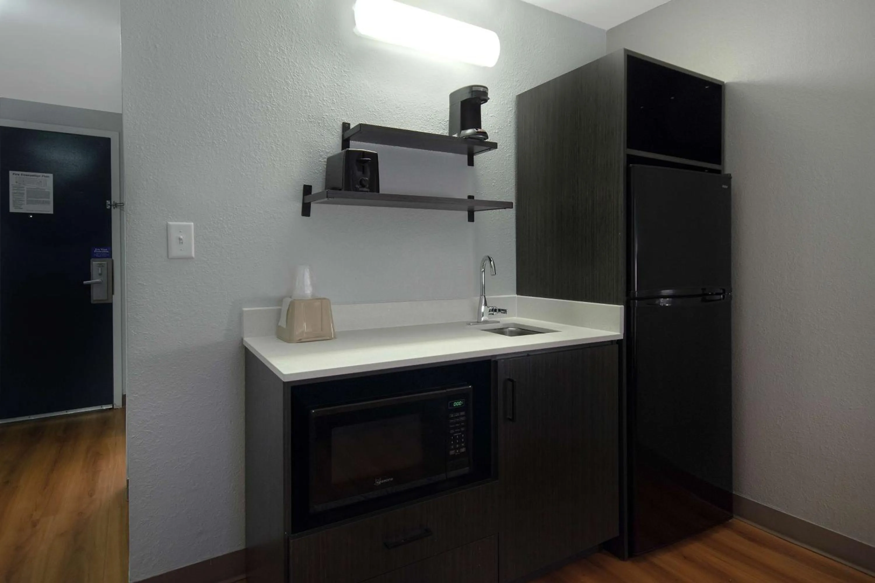 Photo of the whole room in Studio 6 Merrillville IN