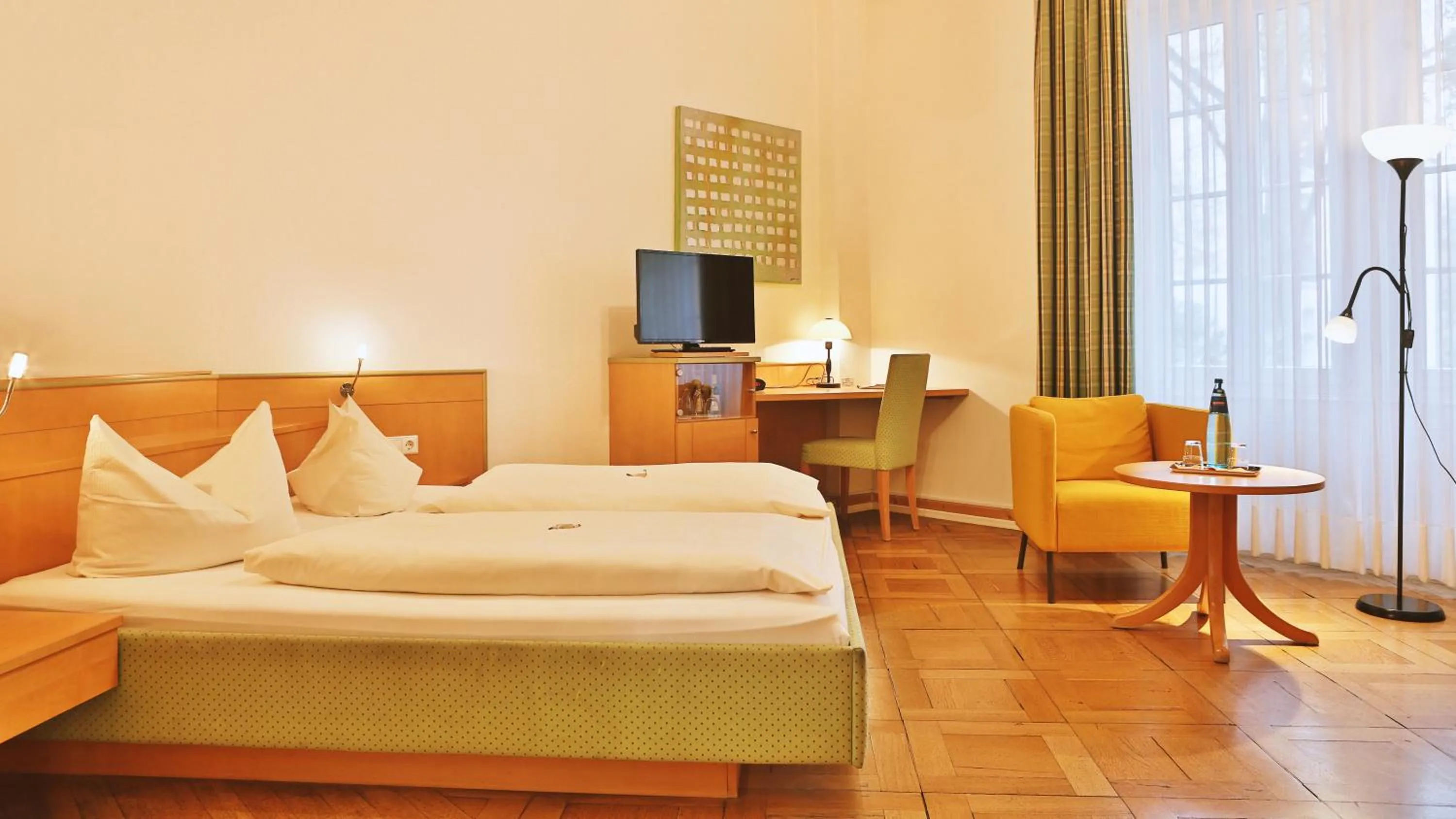 Photo of the whole room, Bed in Alleehaus