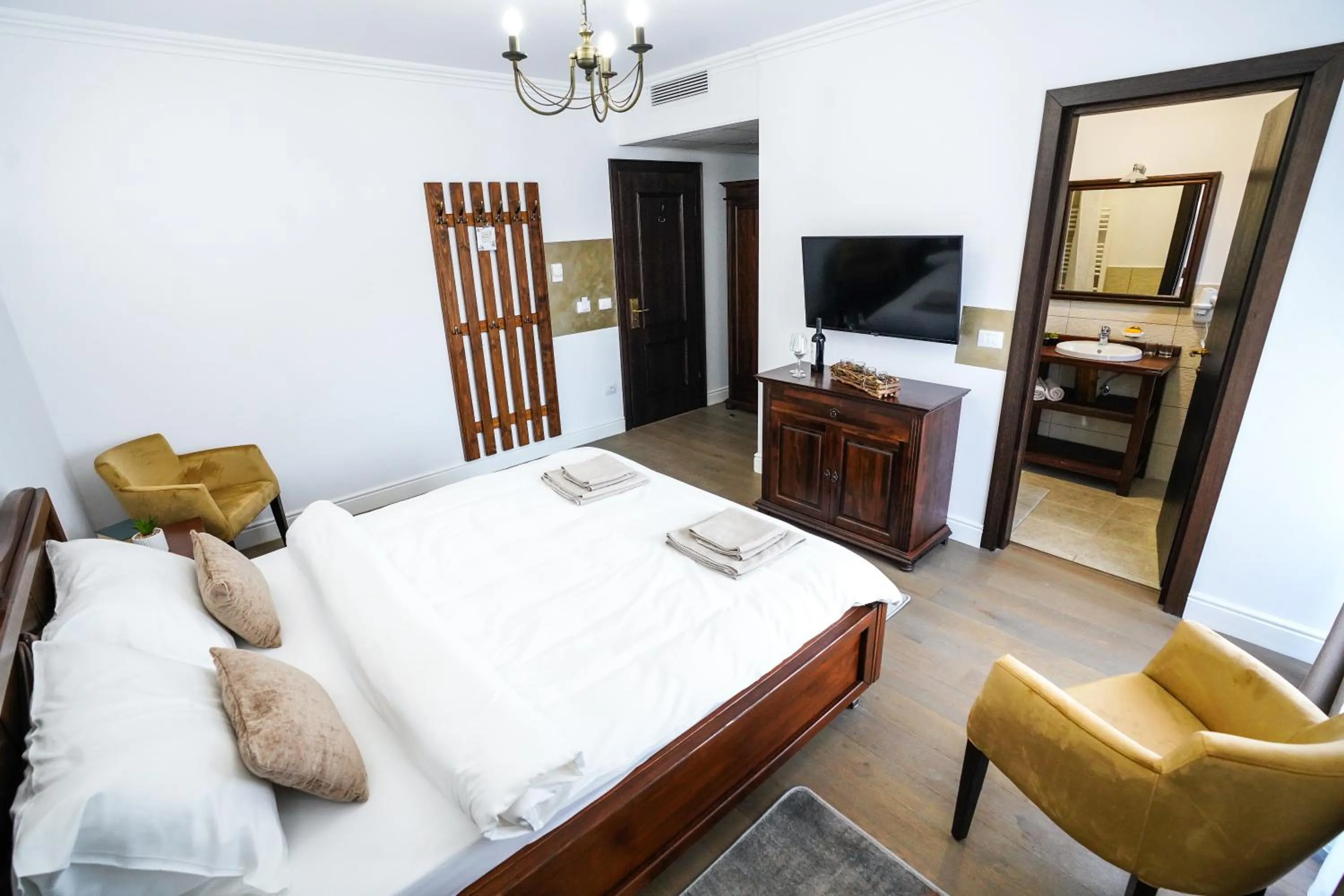 TV and multimedia, Bed in Hotel Yara