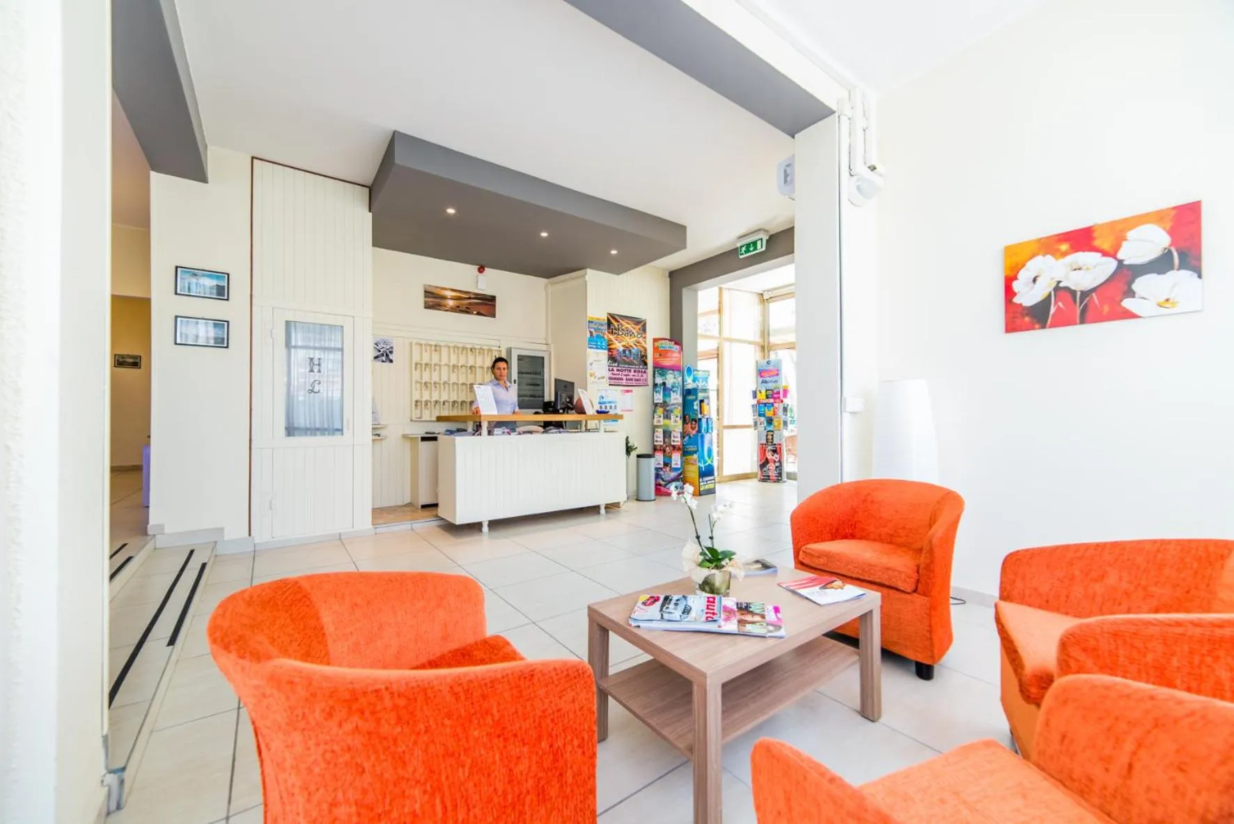 Nightclub / DJ in Hotel Elefantino Grey - Free Brunch & Breakfast Until 13-00 - Vicinissimi a Mirabilandia