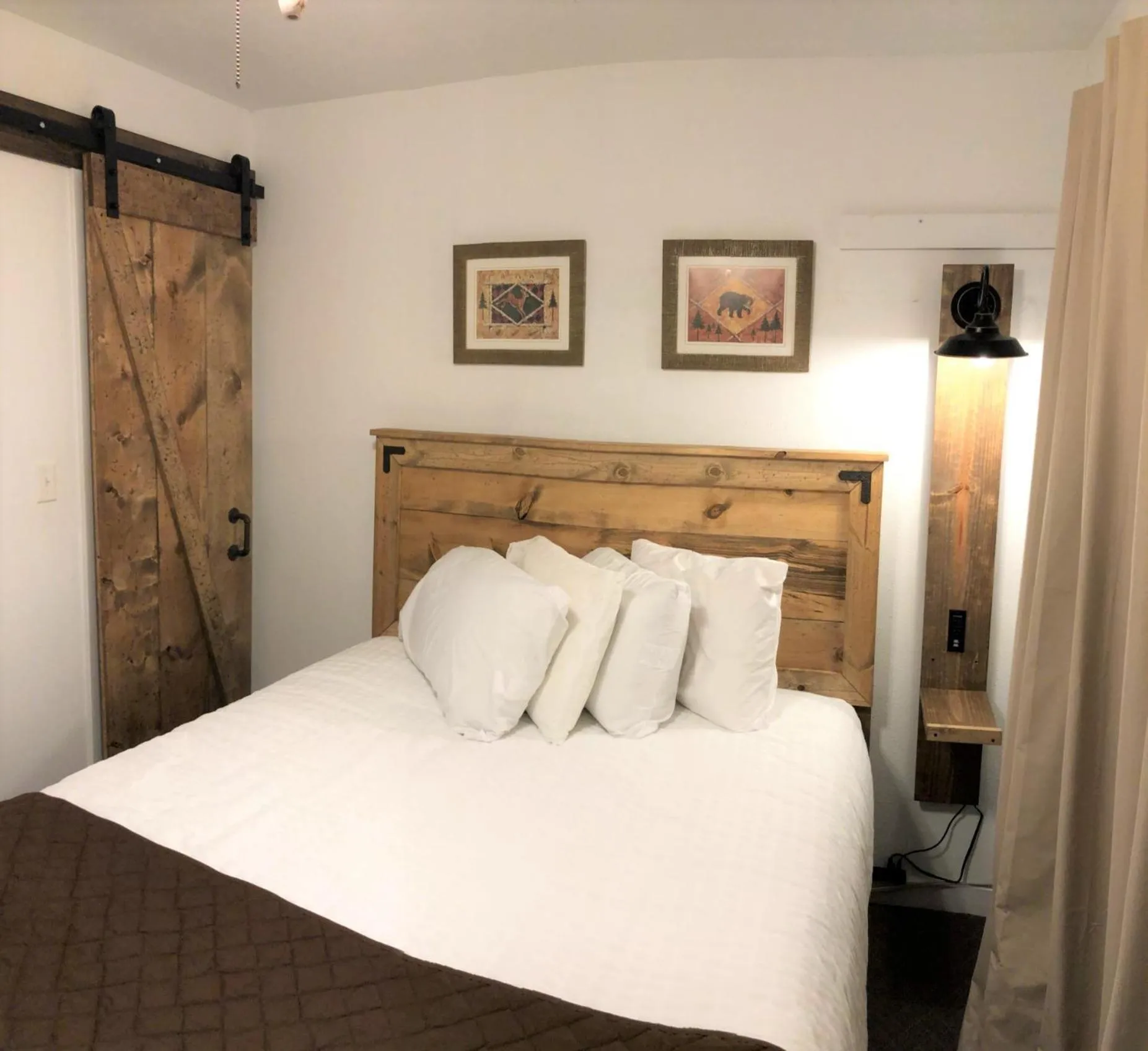 Bedroom, Bed in Mountain View Guest Motel