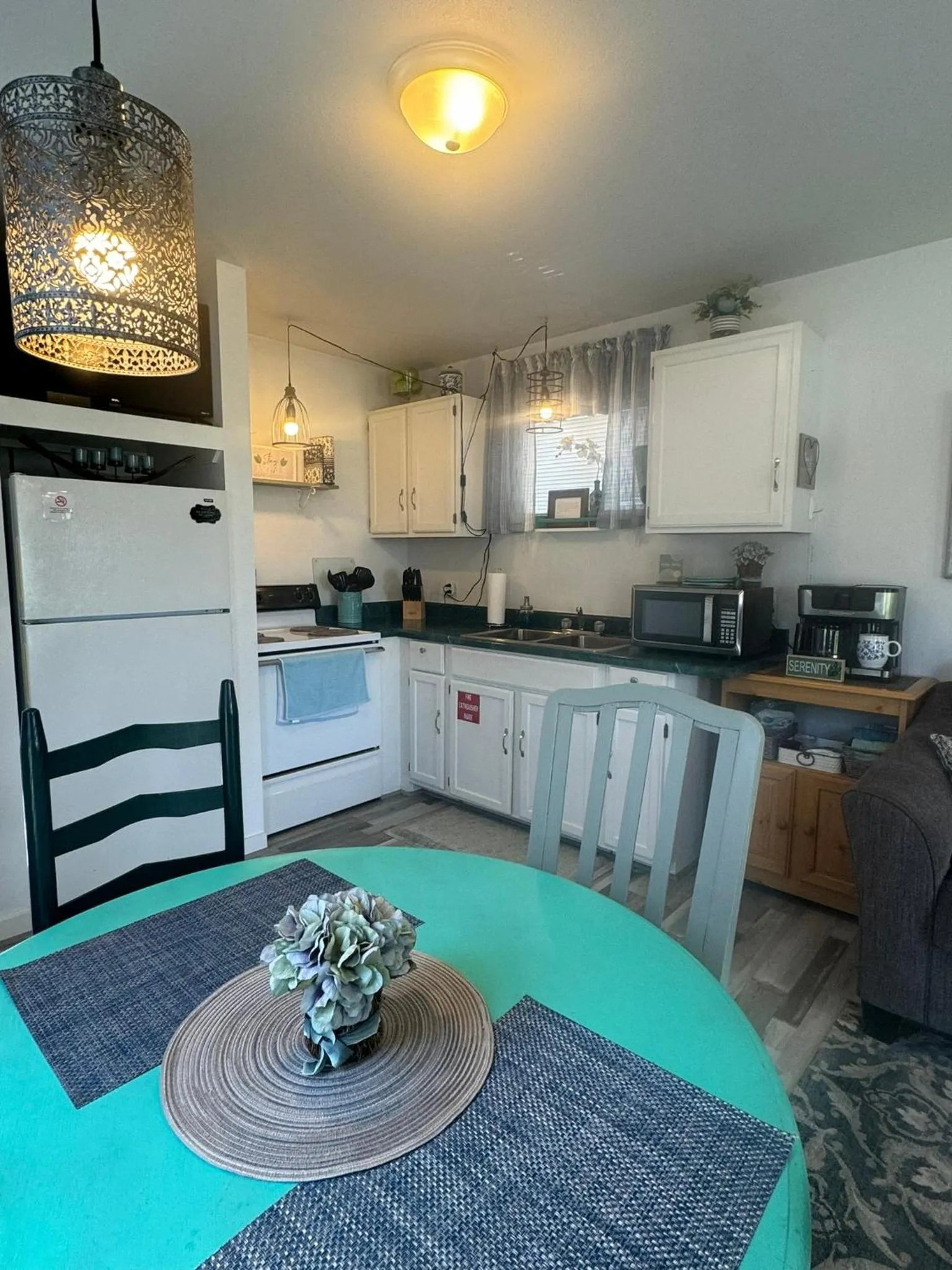 kitchen in Mountain View Guest Motel