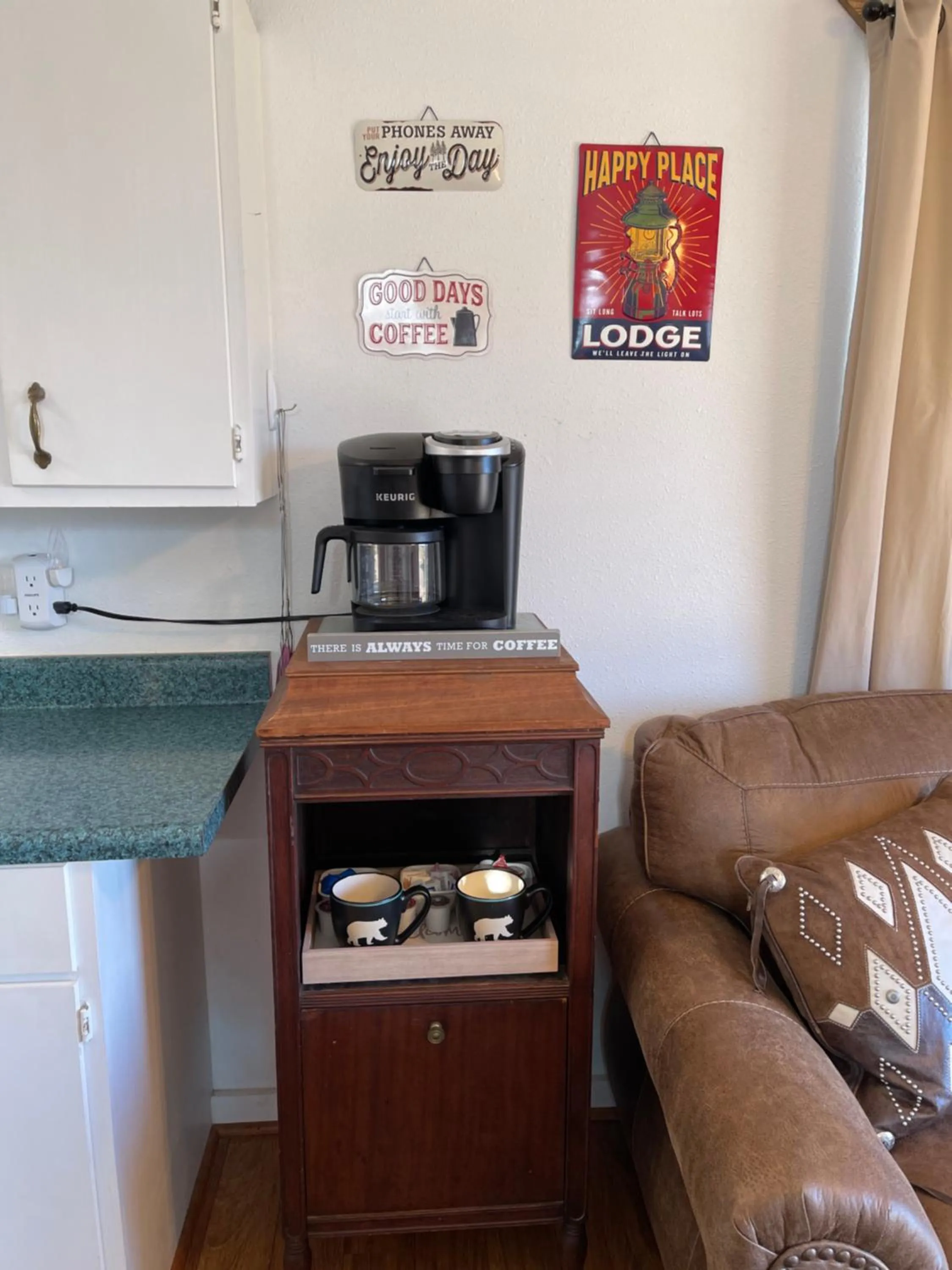 Coffee/tea facilities in Mountain View Guest Motel