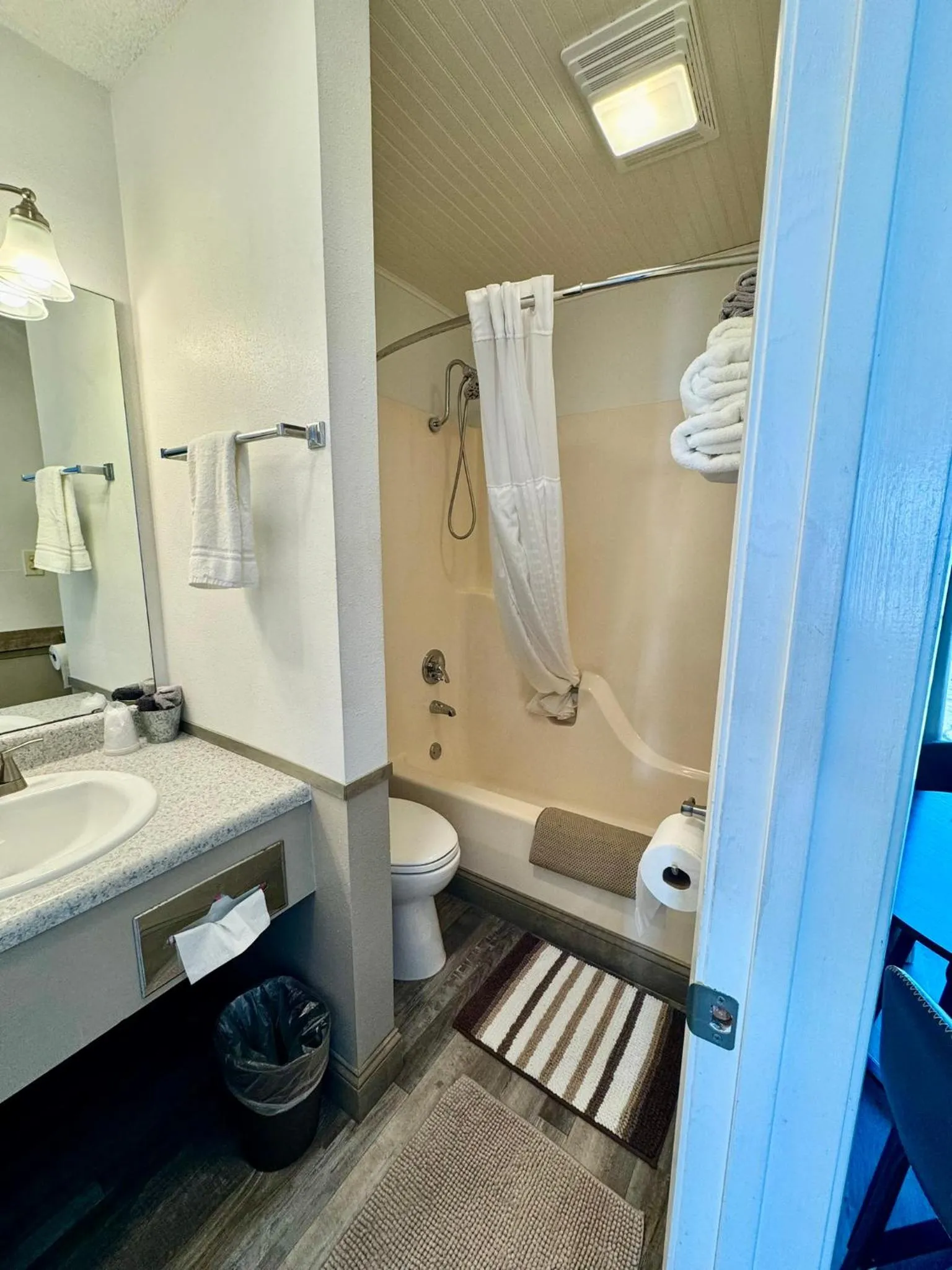 Bath in Mountain View Guest Motel