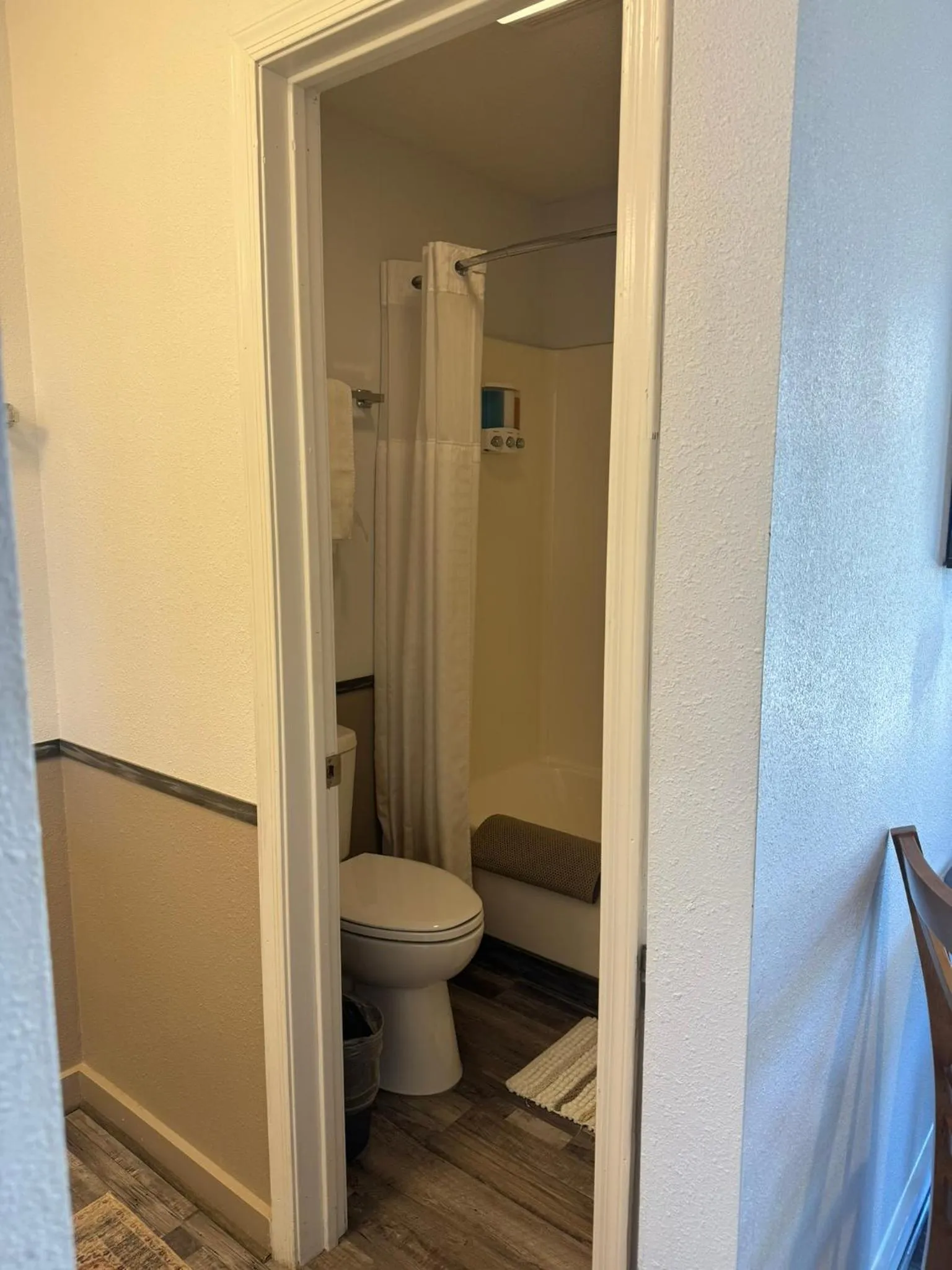 Bathroom in Mountain View Guest Motel