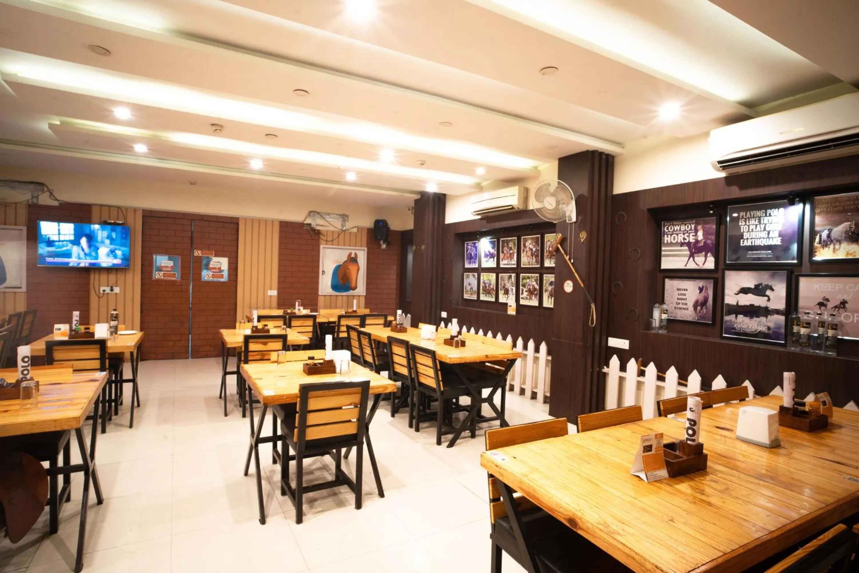 Restaurant/places to eat in Hotel Flowers Inn