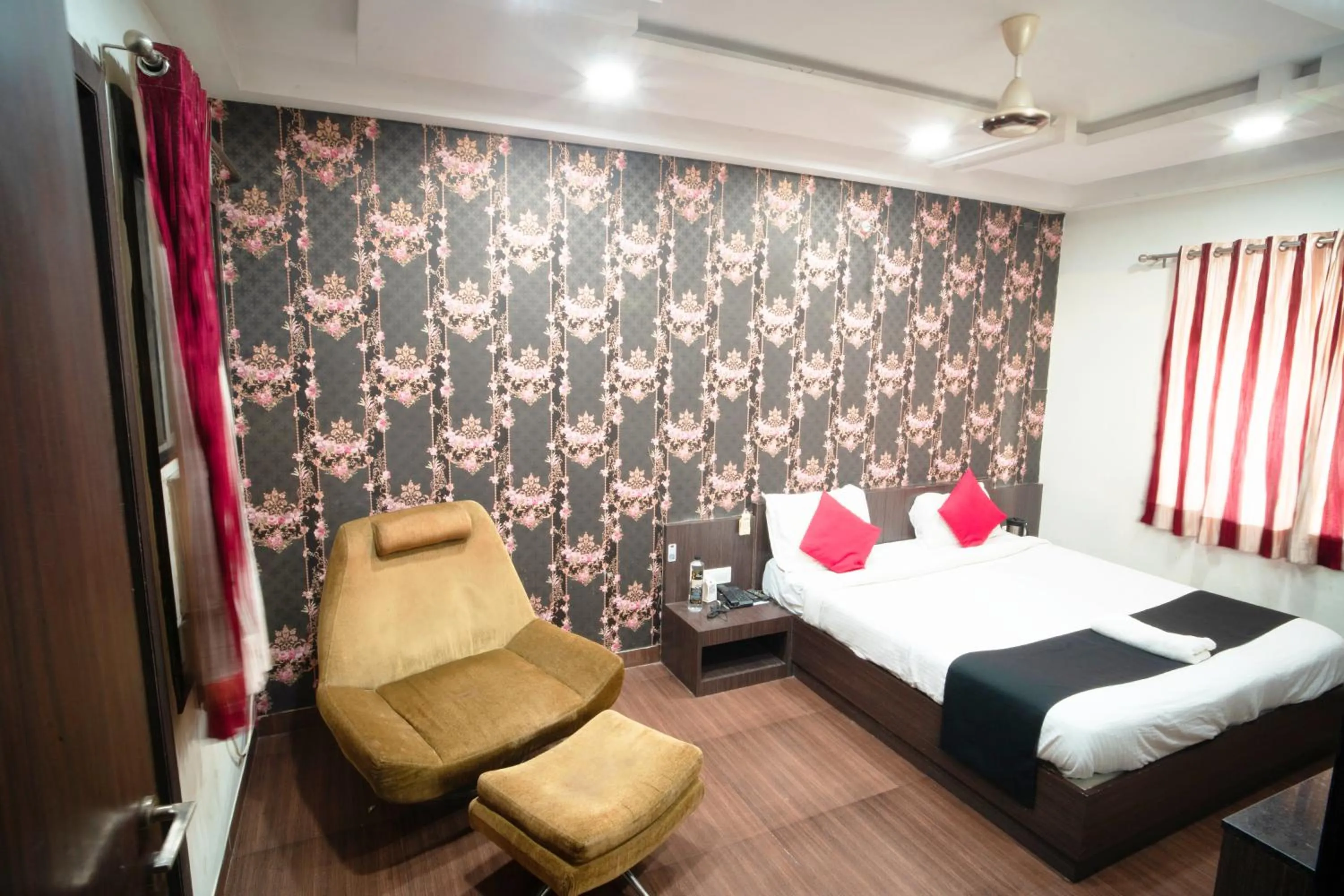 Bedroom in Hotel Flowers Inn