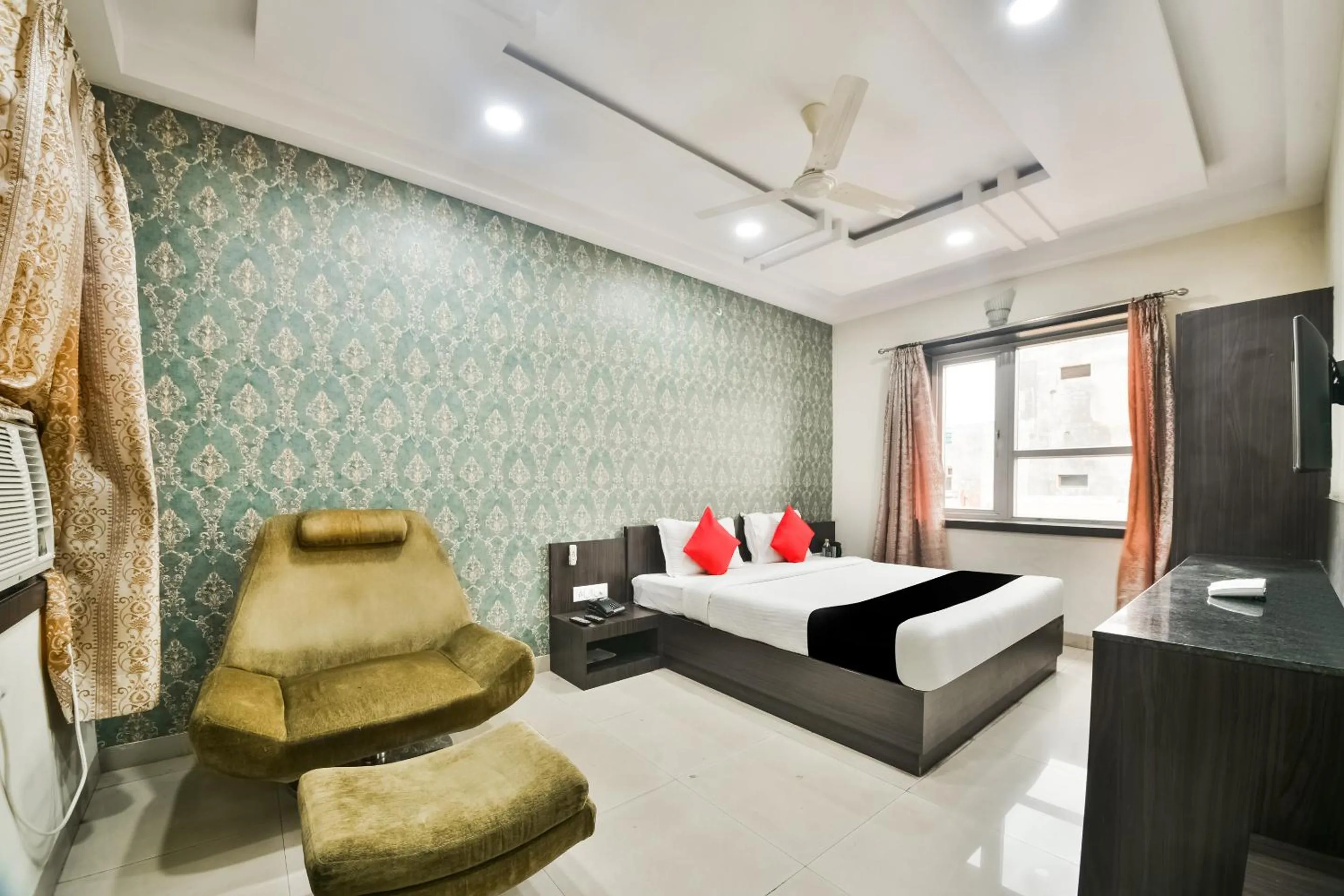 Photo of the whole room in Hotel Flowers Inn