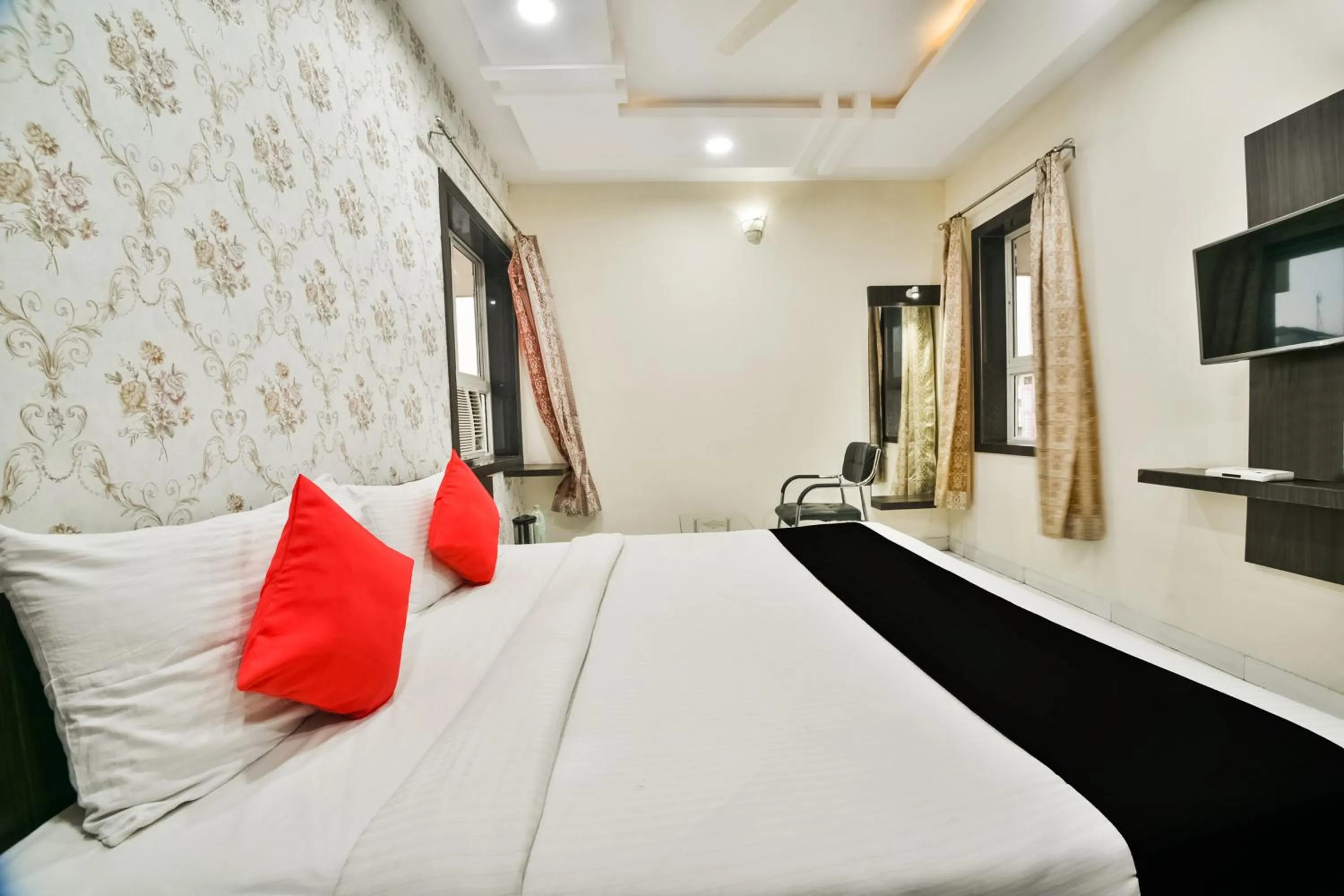 Bed in Hotel Flowers Inn