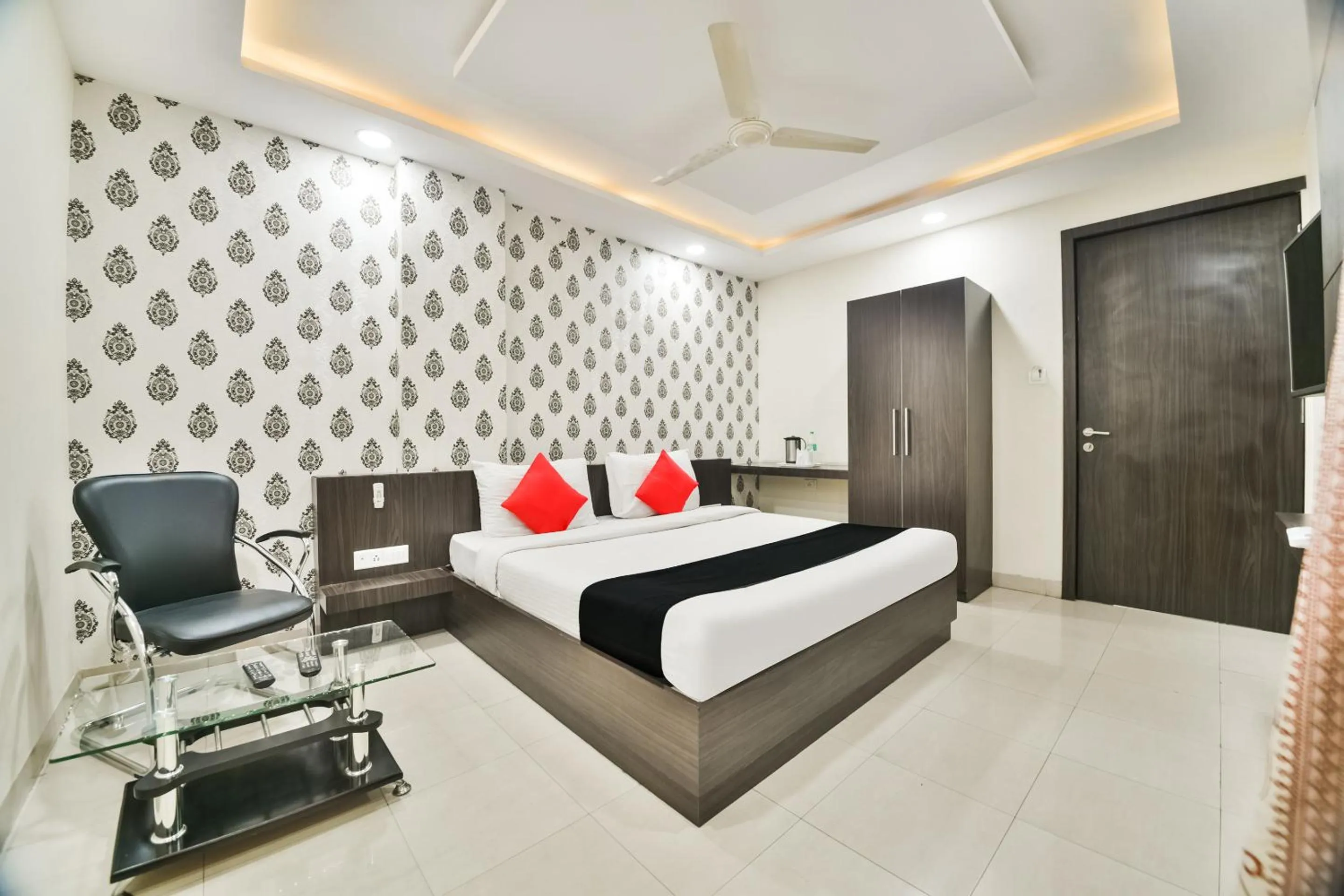 Photo of the whole room in Hotel Flowers Inn