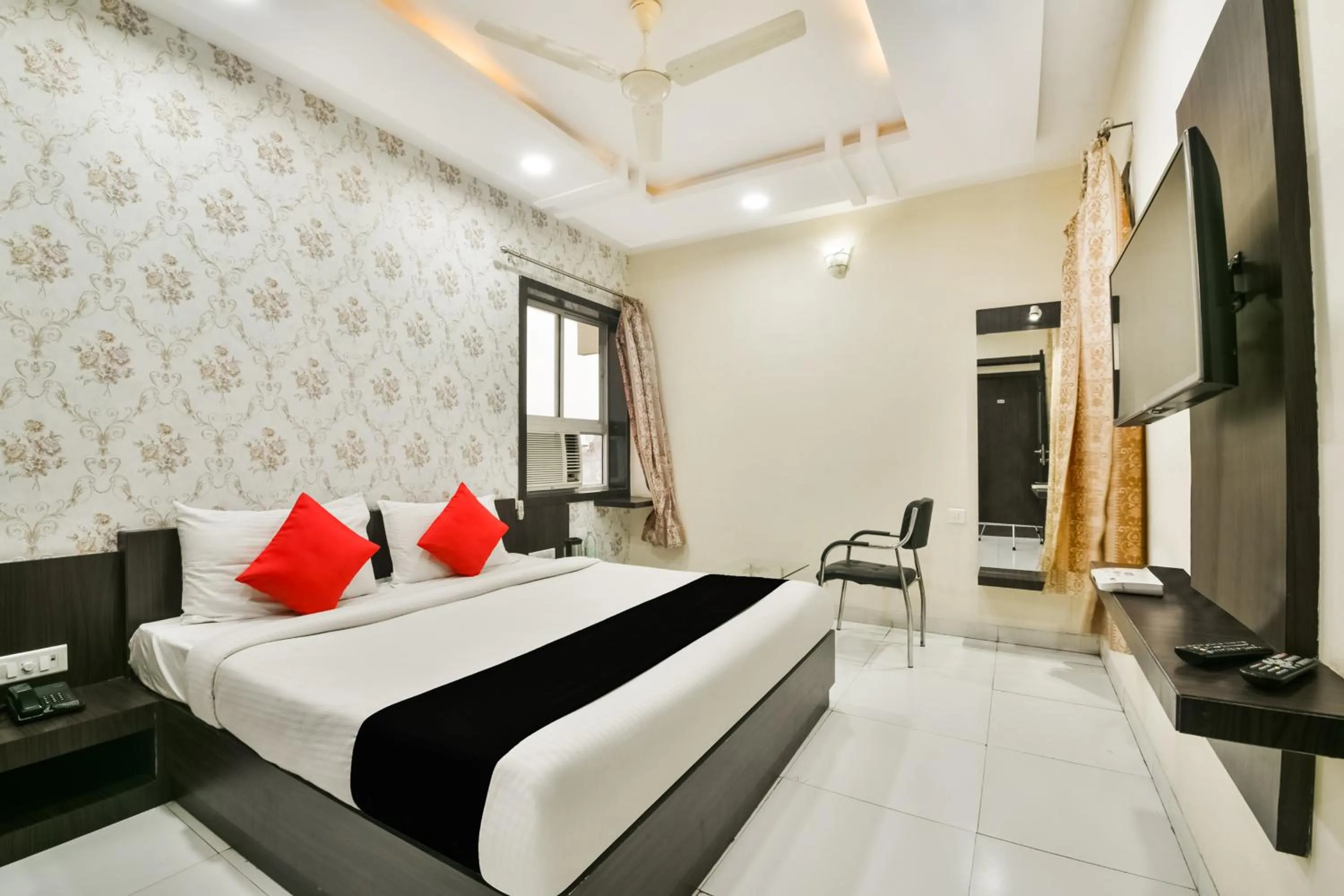 Bedroom in Hotel Flowers Inn