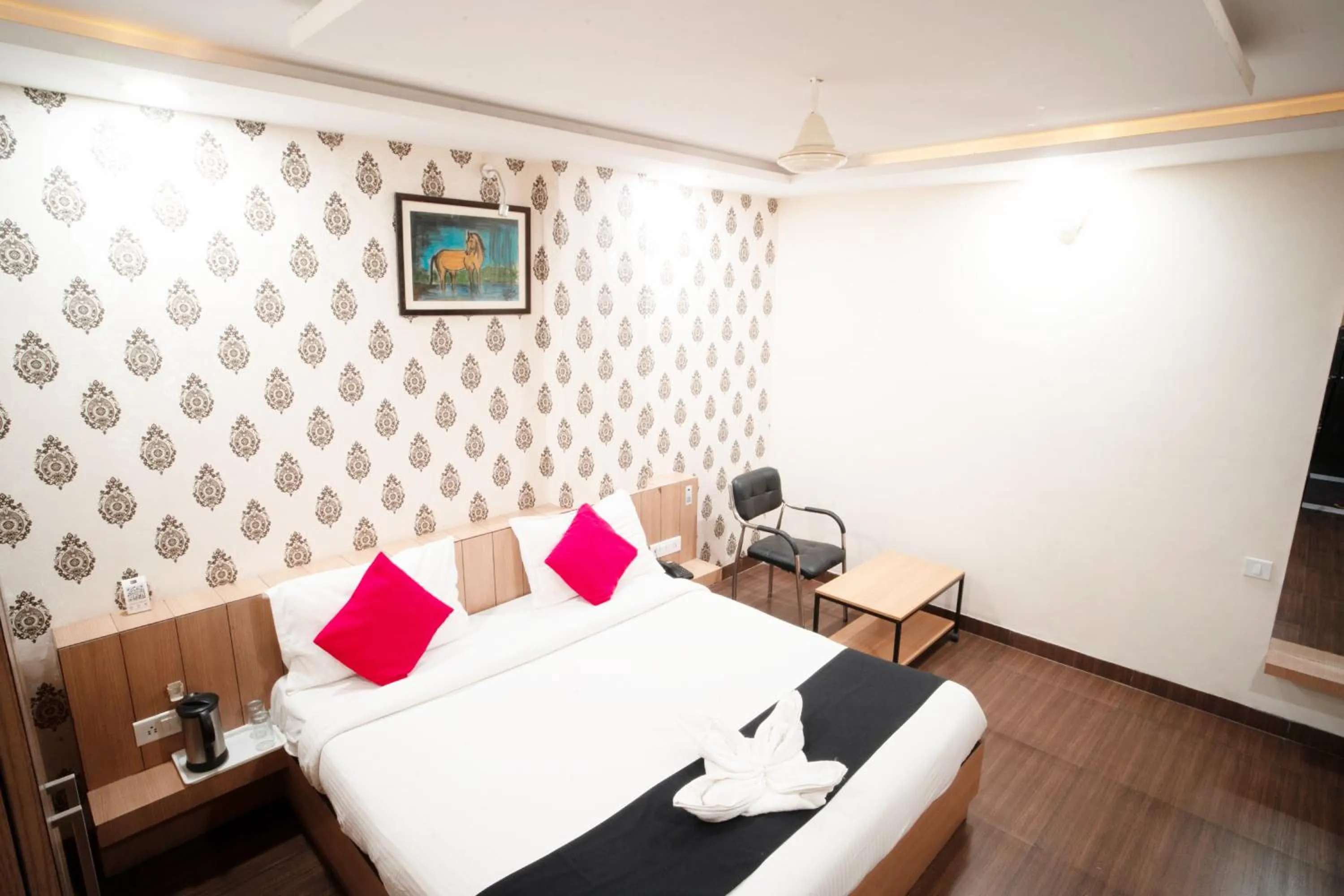 Bed in Hotel Flowers Inn