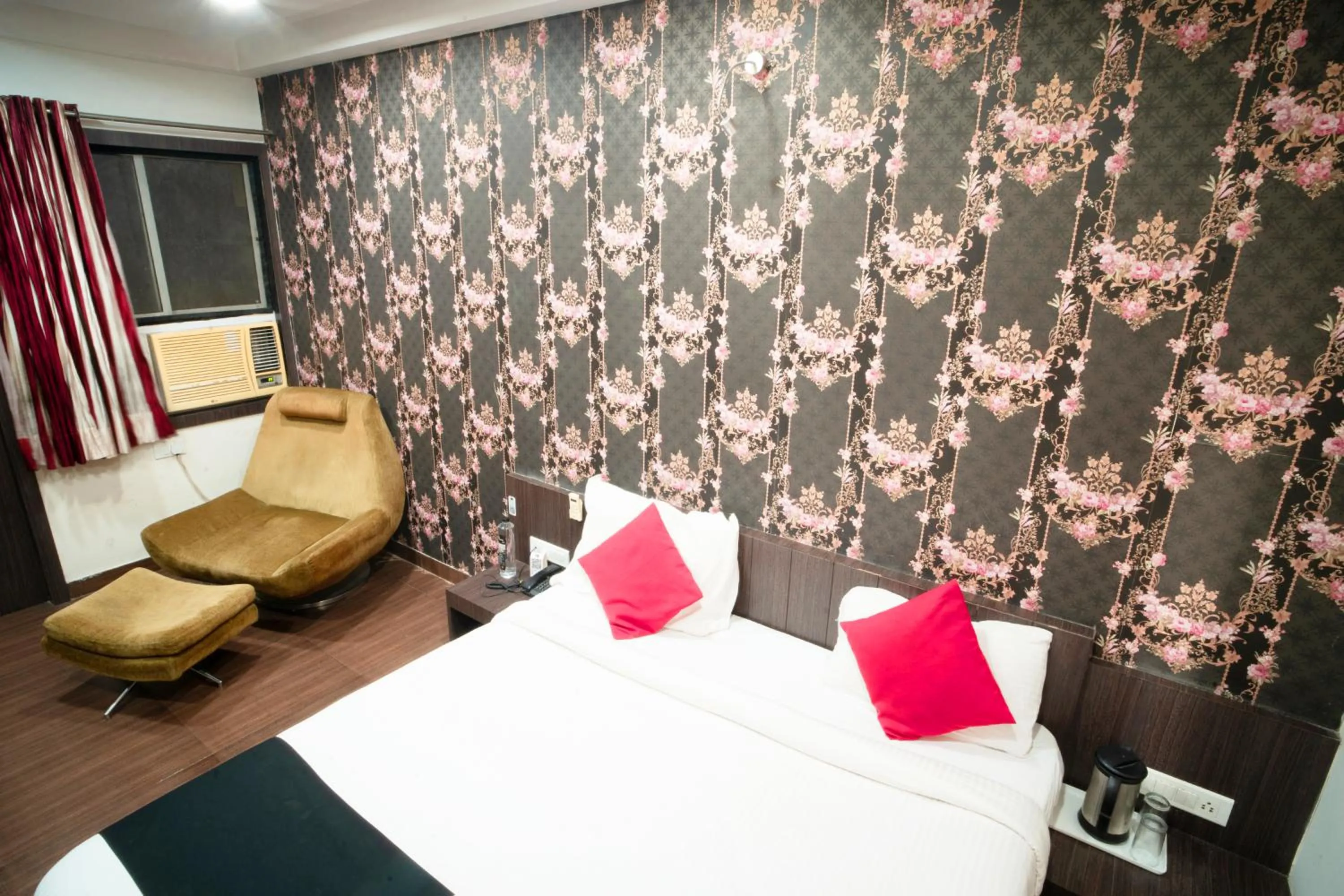 Bed in Hotel Flowers Inn