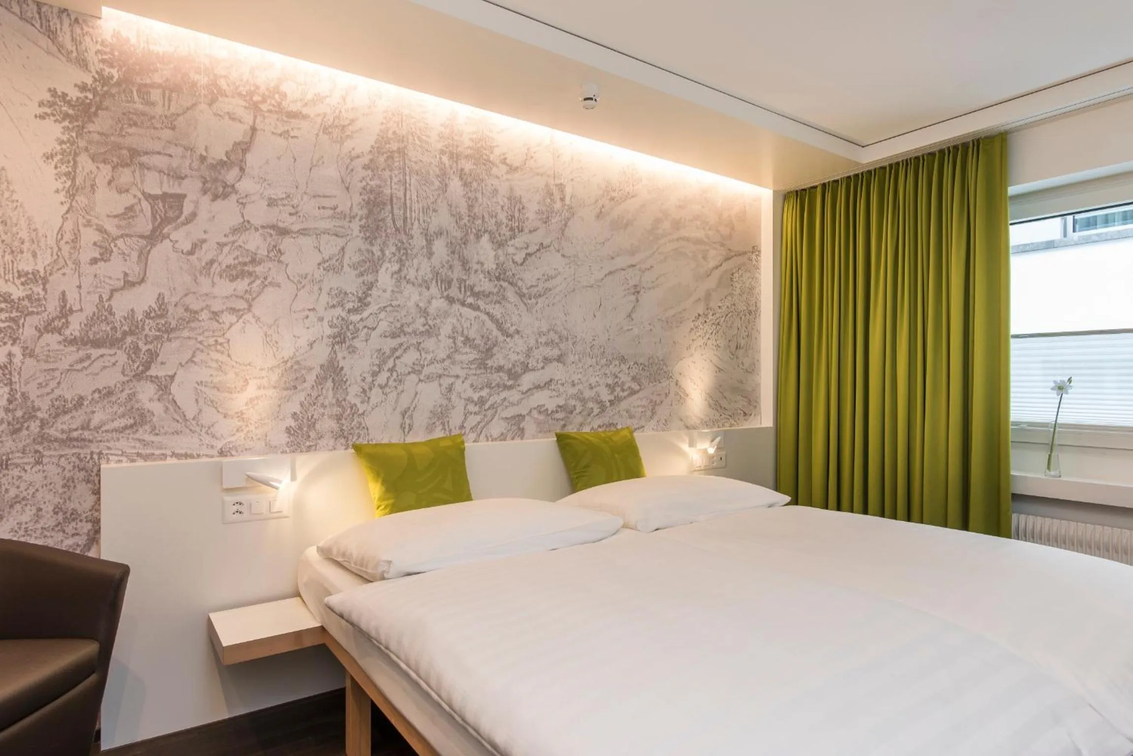 Bedroom, Bed in Hotel Weiss Kreuz