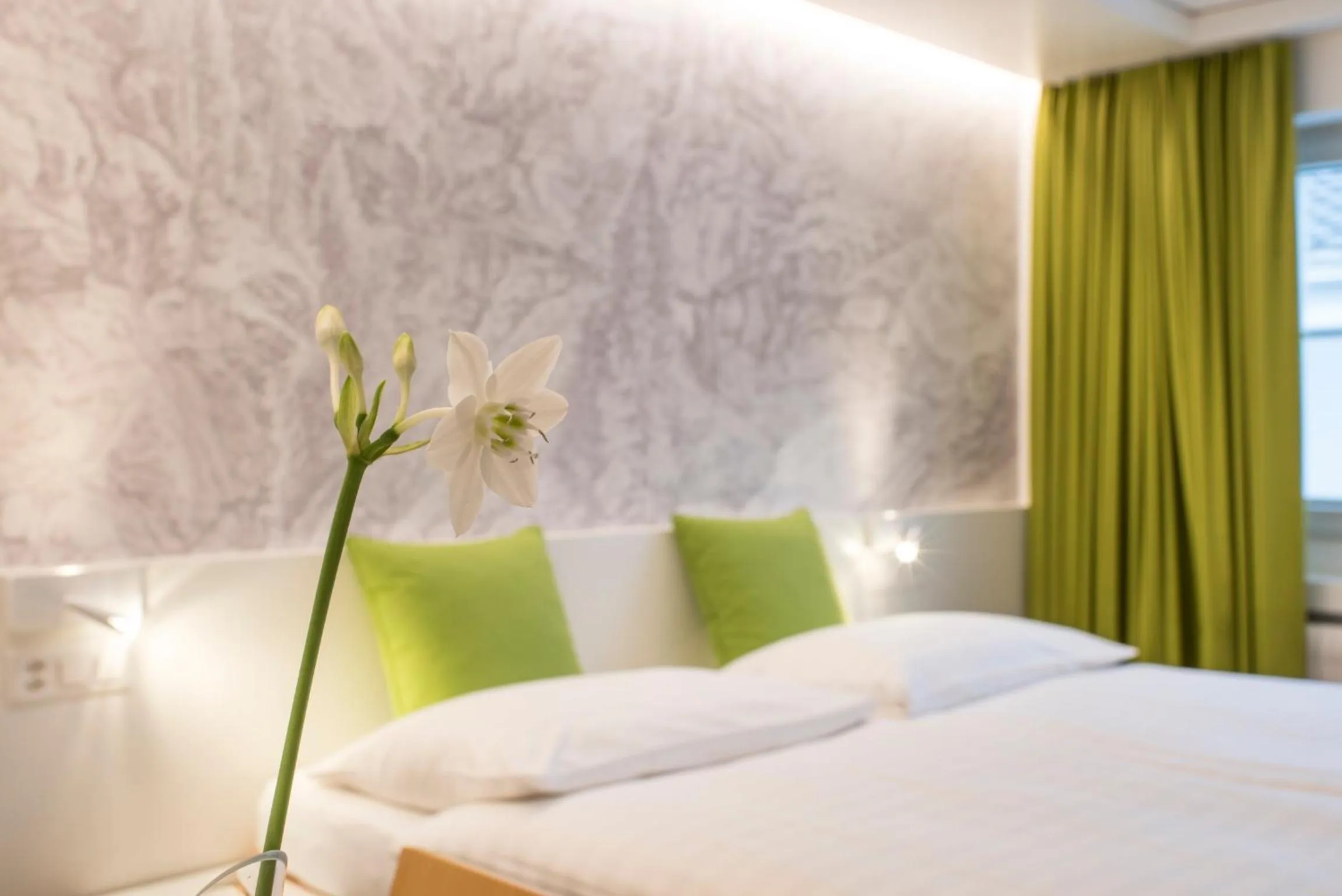 Bedroom, Bed in Hotel Weiss Kreuz