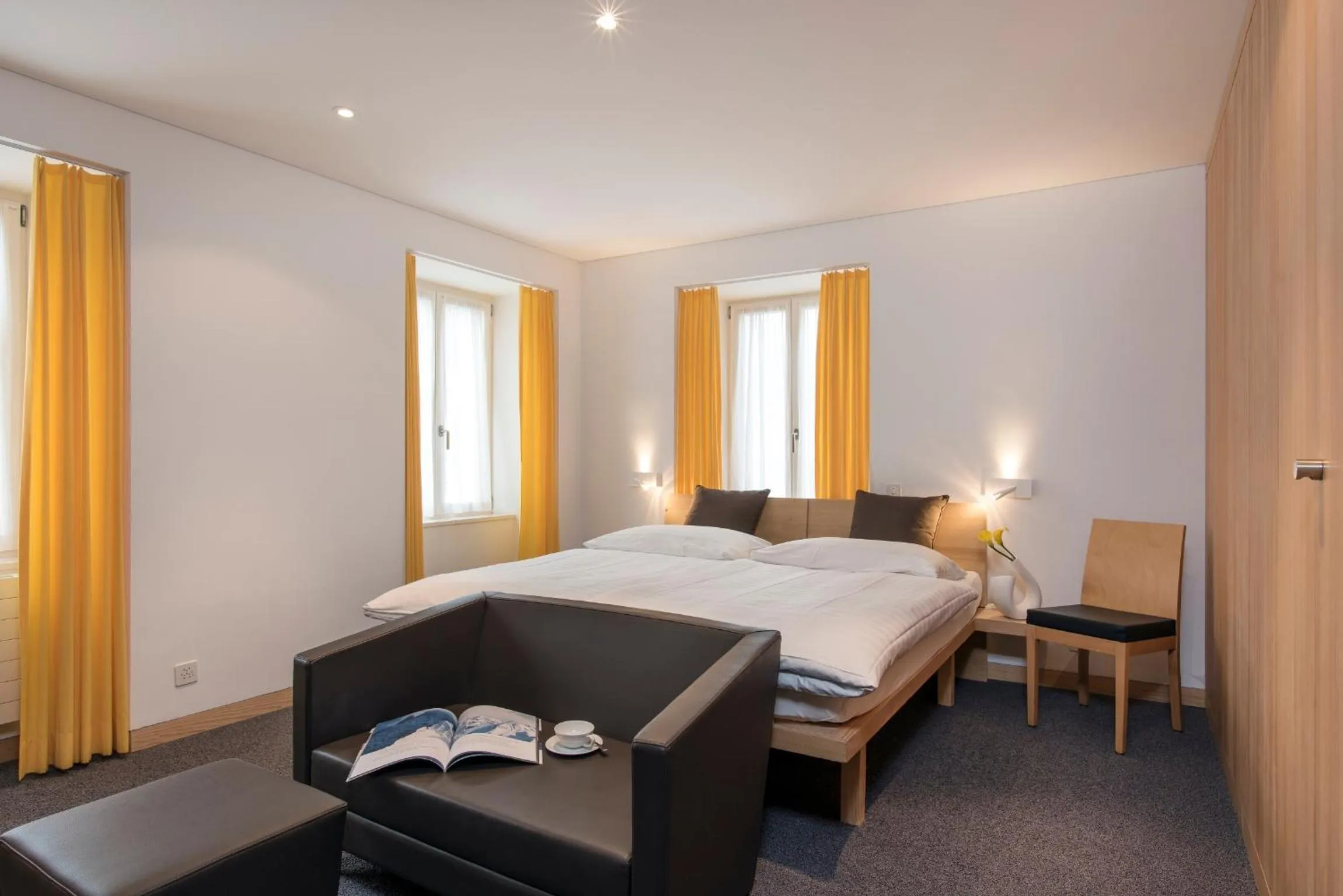 Bedroom, Bed in Hotel Weiss Kreuz