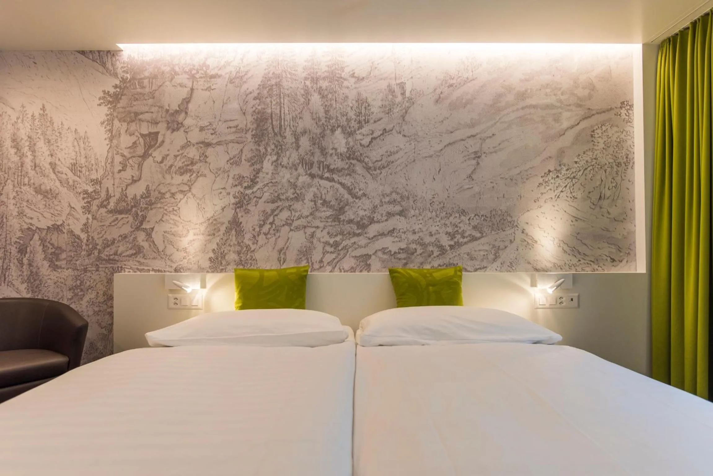 Bedroom, Bed in Hotel Weiss Kreuz