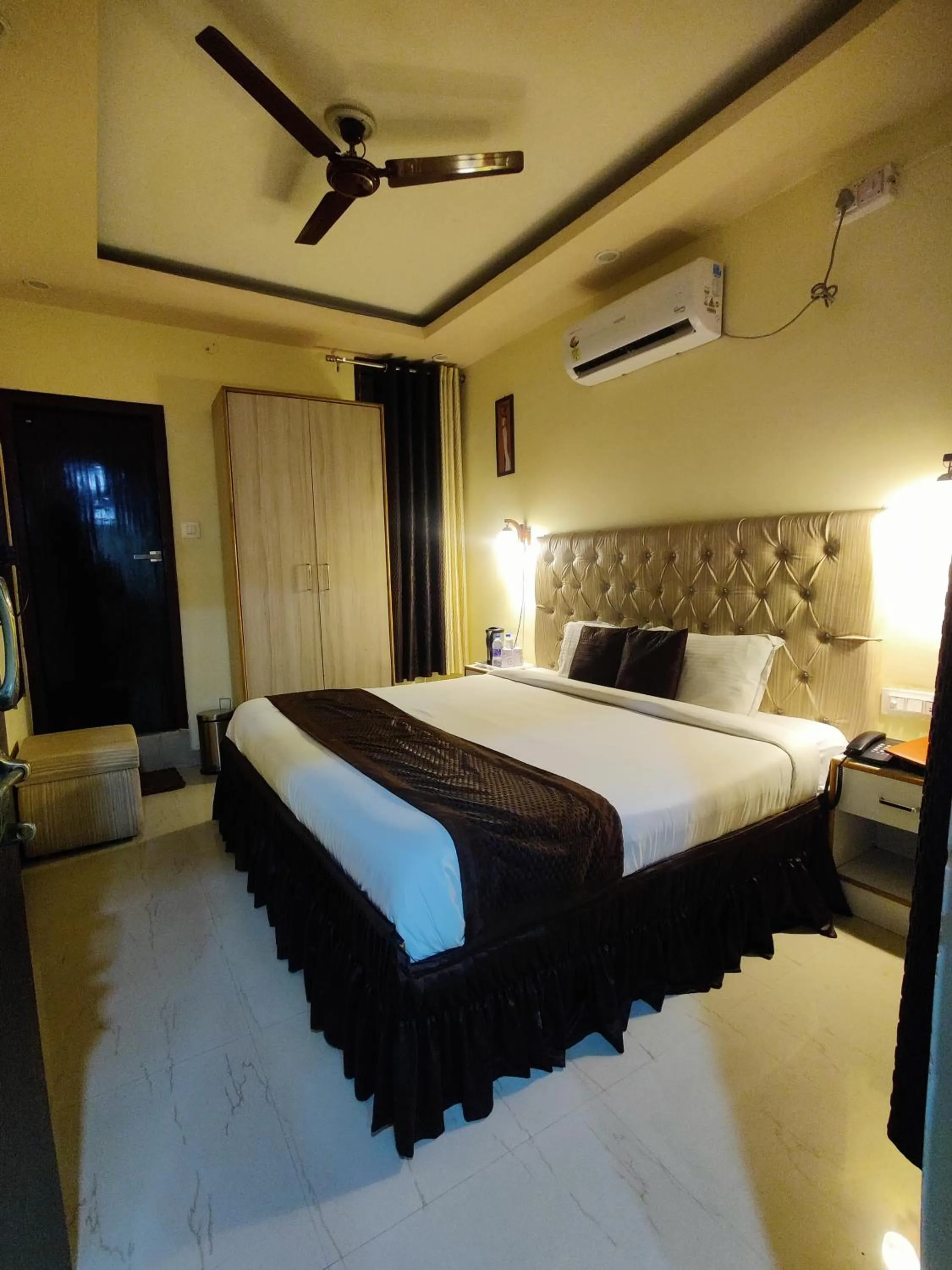 Photo of the whole room, Bed in The Reverent Ganga