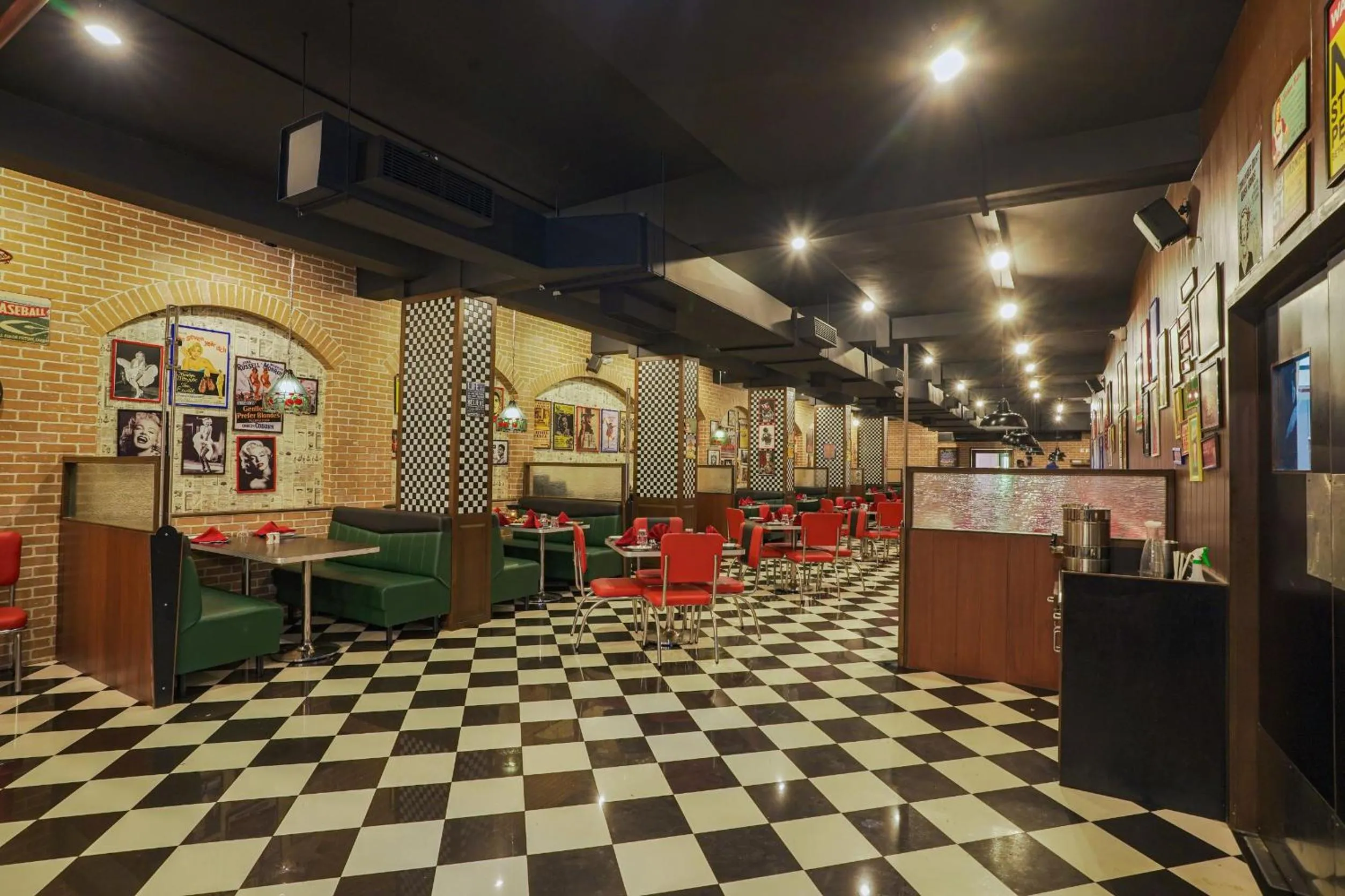 Restaurant/places to eat in HOTEL CYPRESS