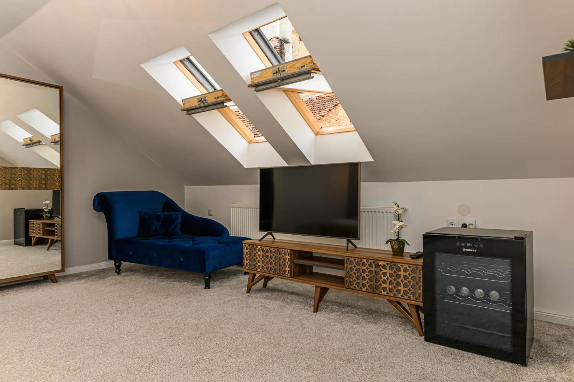 Communal lounge/ TV room in Dallure House Boutique Brasov