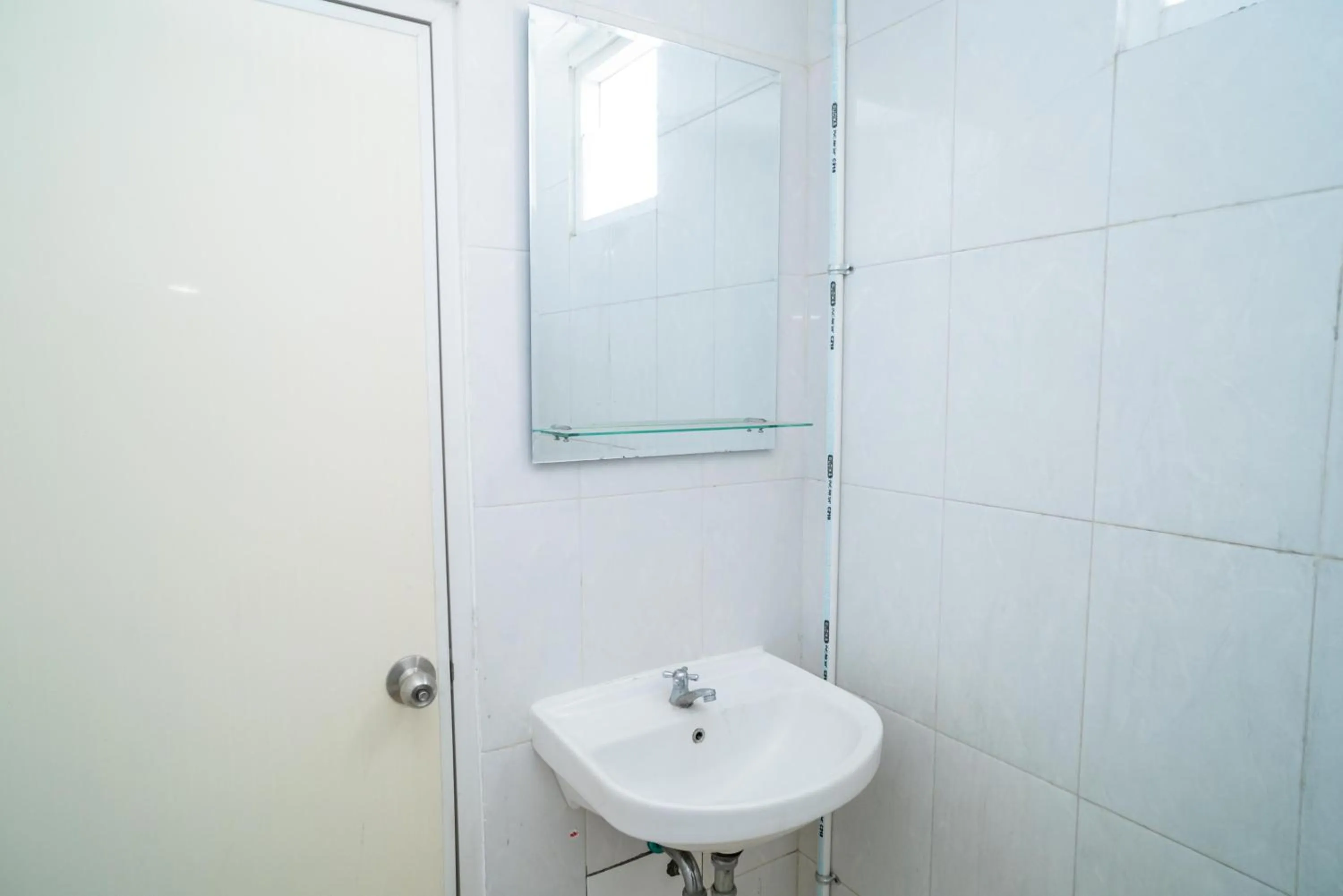 Bathroom in Living Kost Syariah At Alam Sutera RedPartner
