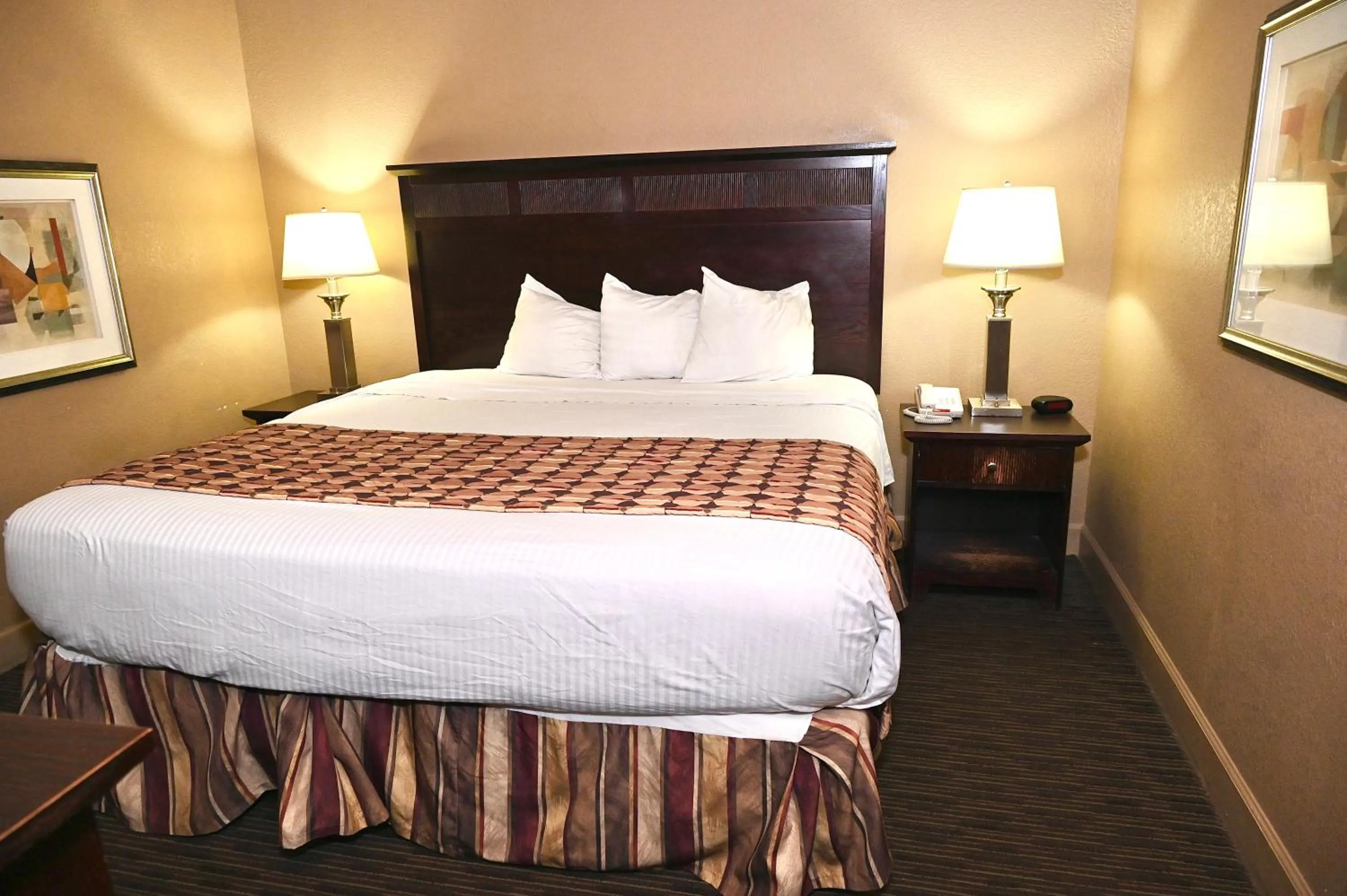 Bed in Fortune Inn & Suites