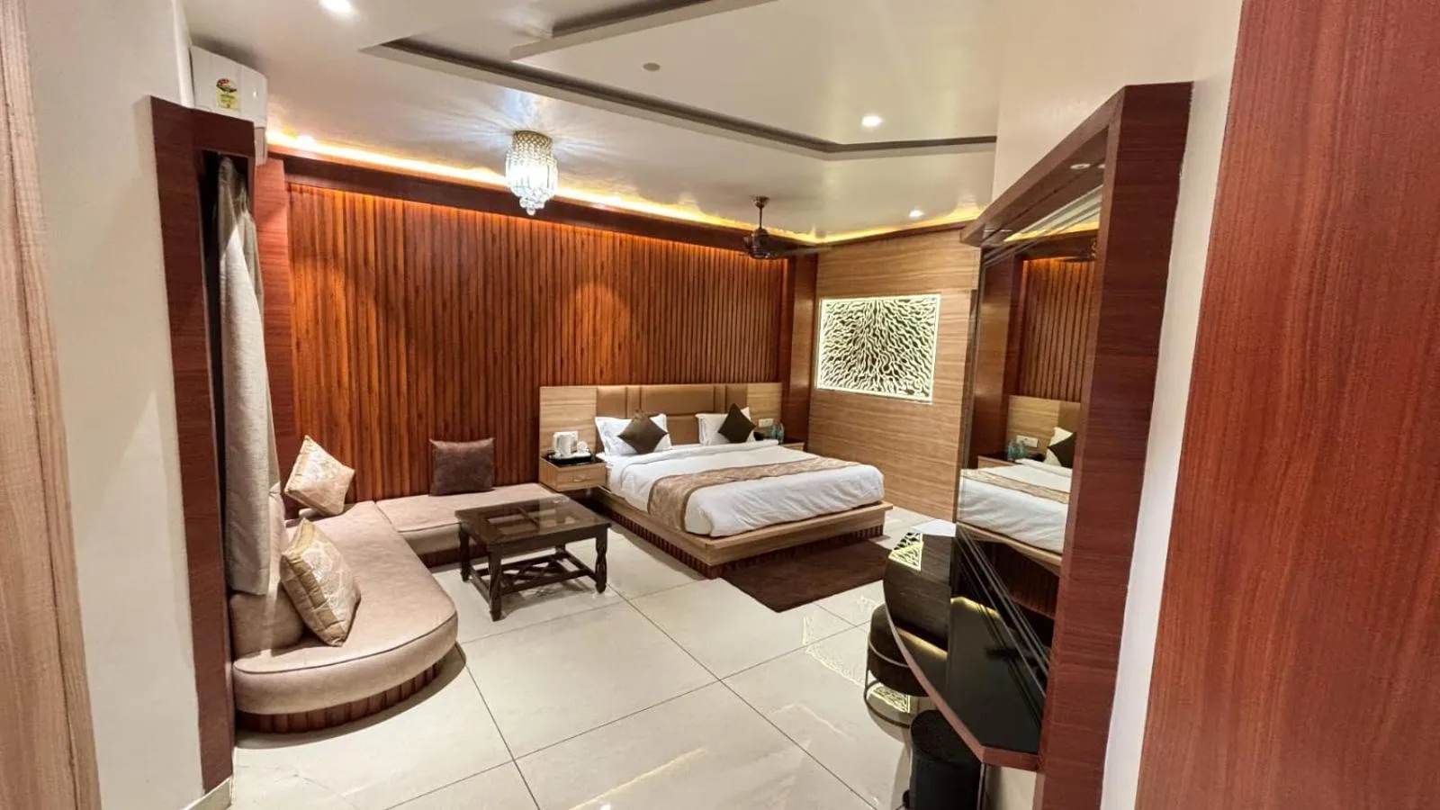 Bed in Hotel Darbar-E-Khas