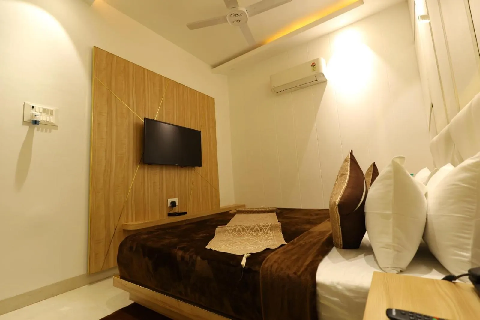 Bed in Hotel Darbar-E-Khas