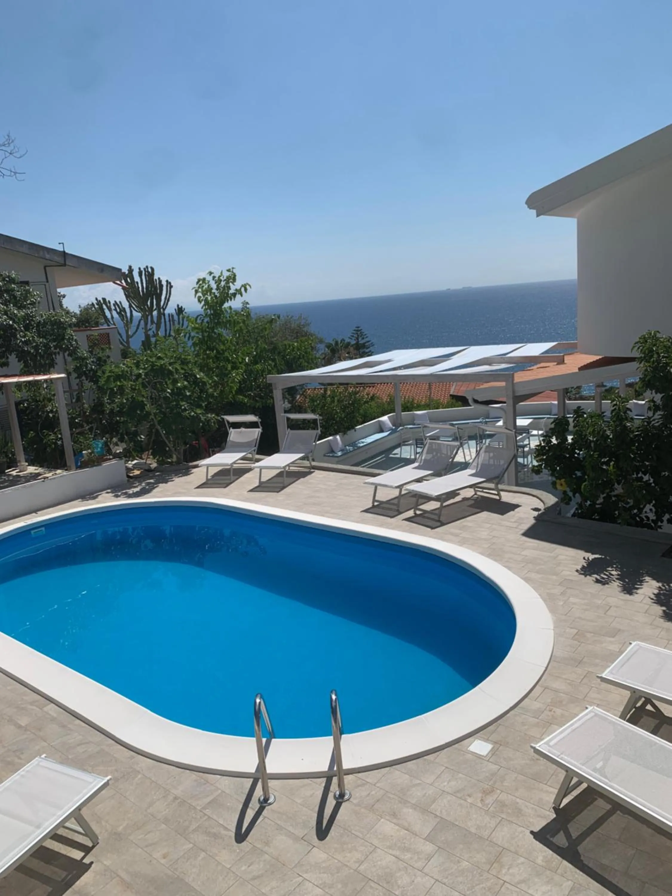 Swimming pool in Miriasol Bed and Breakfast