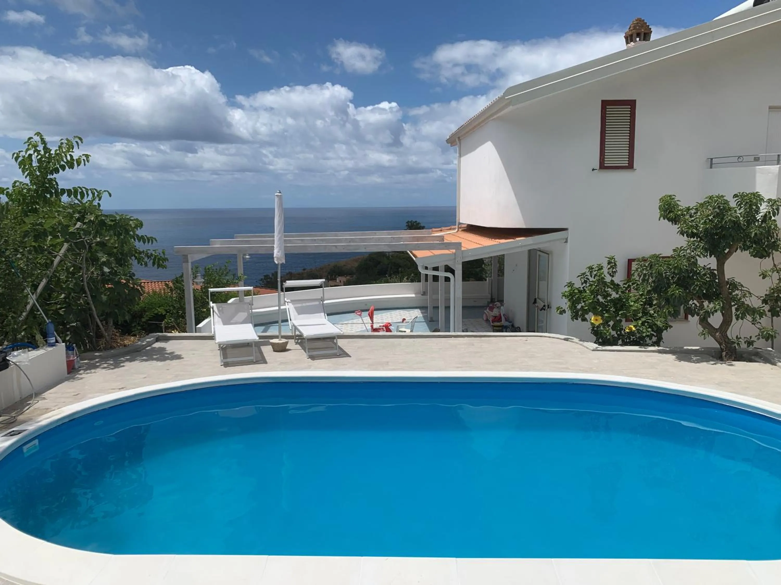 Swimming pool in Miriasol Bed and Breakfast
